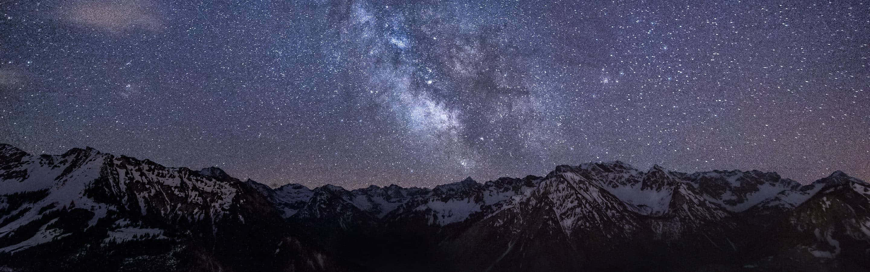在繁星點點的夜空下，積雪的山脈，銀河清晰可見。 — Nasa GIF 壁紙