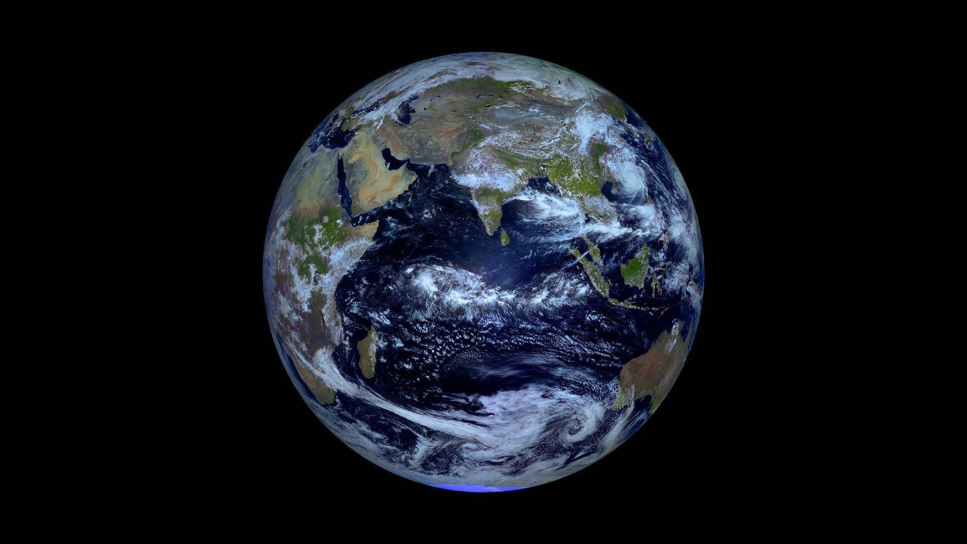 從太空看到的地球，可見大陸、海洋和雲層圖案。