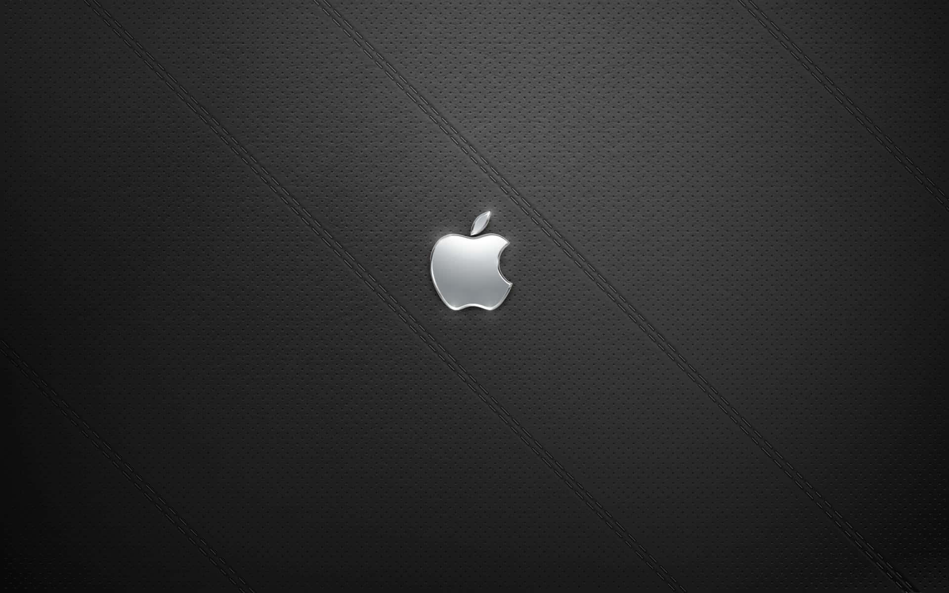 銀色Apple標誌在帶有對角線縫線的黑色皮革上。