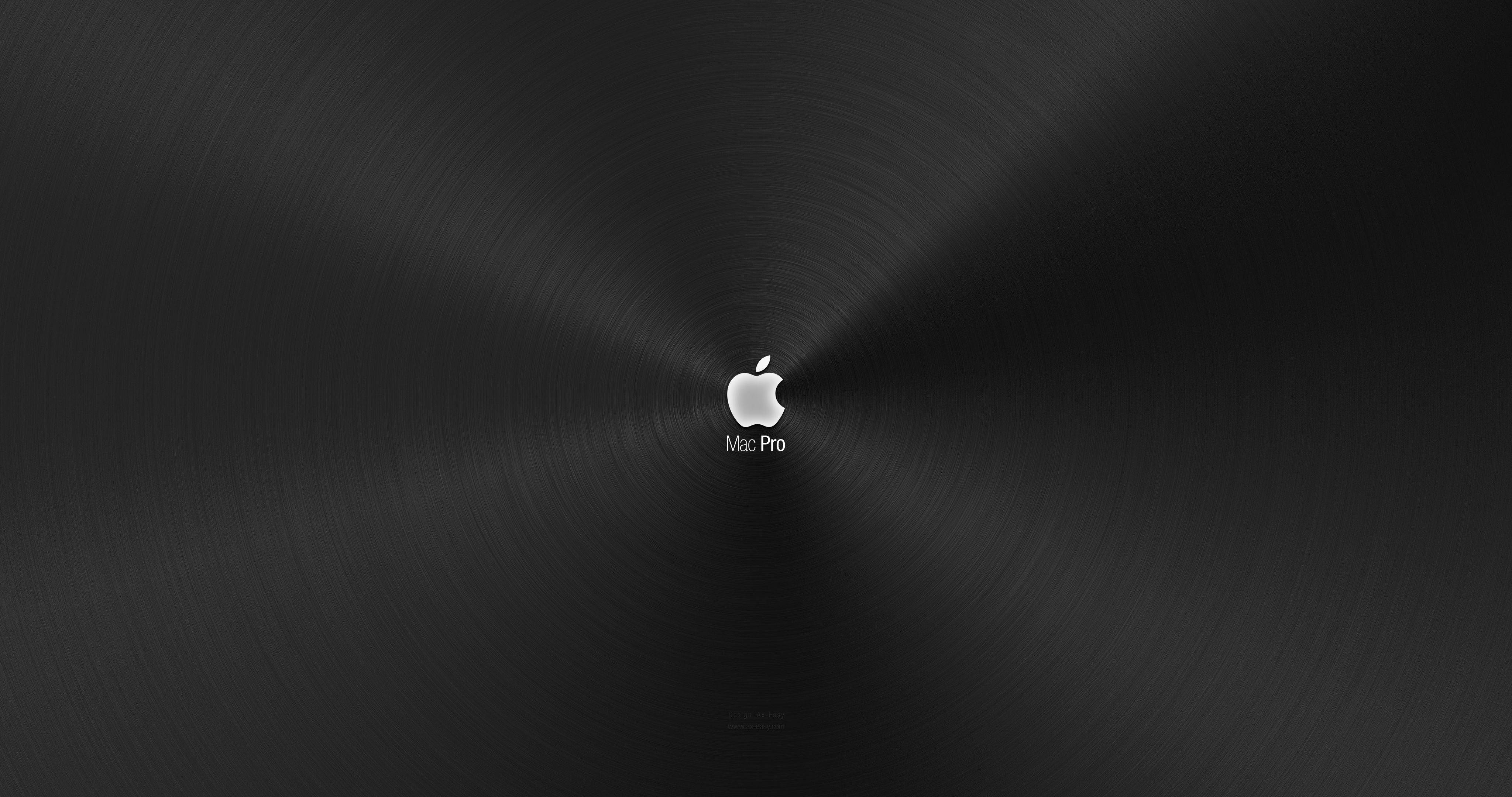 銀色 Apple 標誌 MacBook Pro 4K 壁紙 — 一個時尚的黑色拉絲金屬背景，中央有一個銀色 Apple 標誌和 Mac Pro 文字。