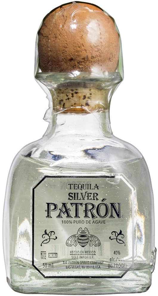 一個帶有軟木塞的 Patrón Silver Tequila 透明玻璃瓶。