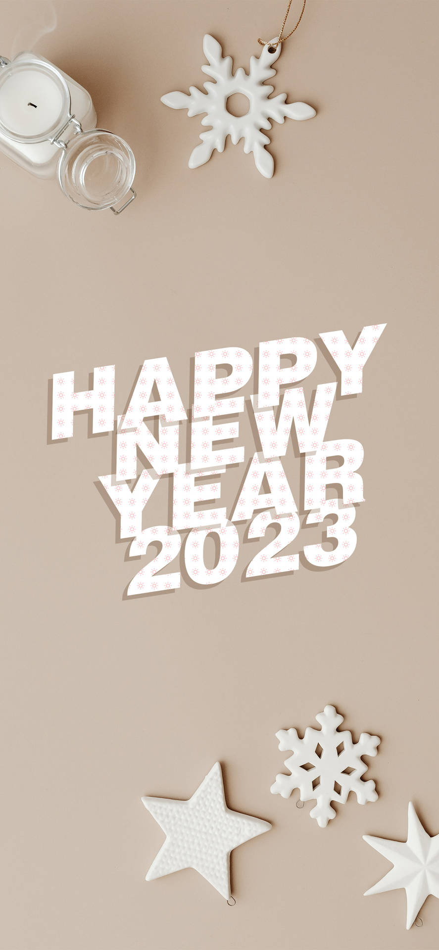 Happy New Year 2023 文字，帶有白色雪花和星星，在米色背景上。