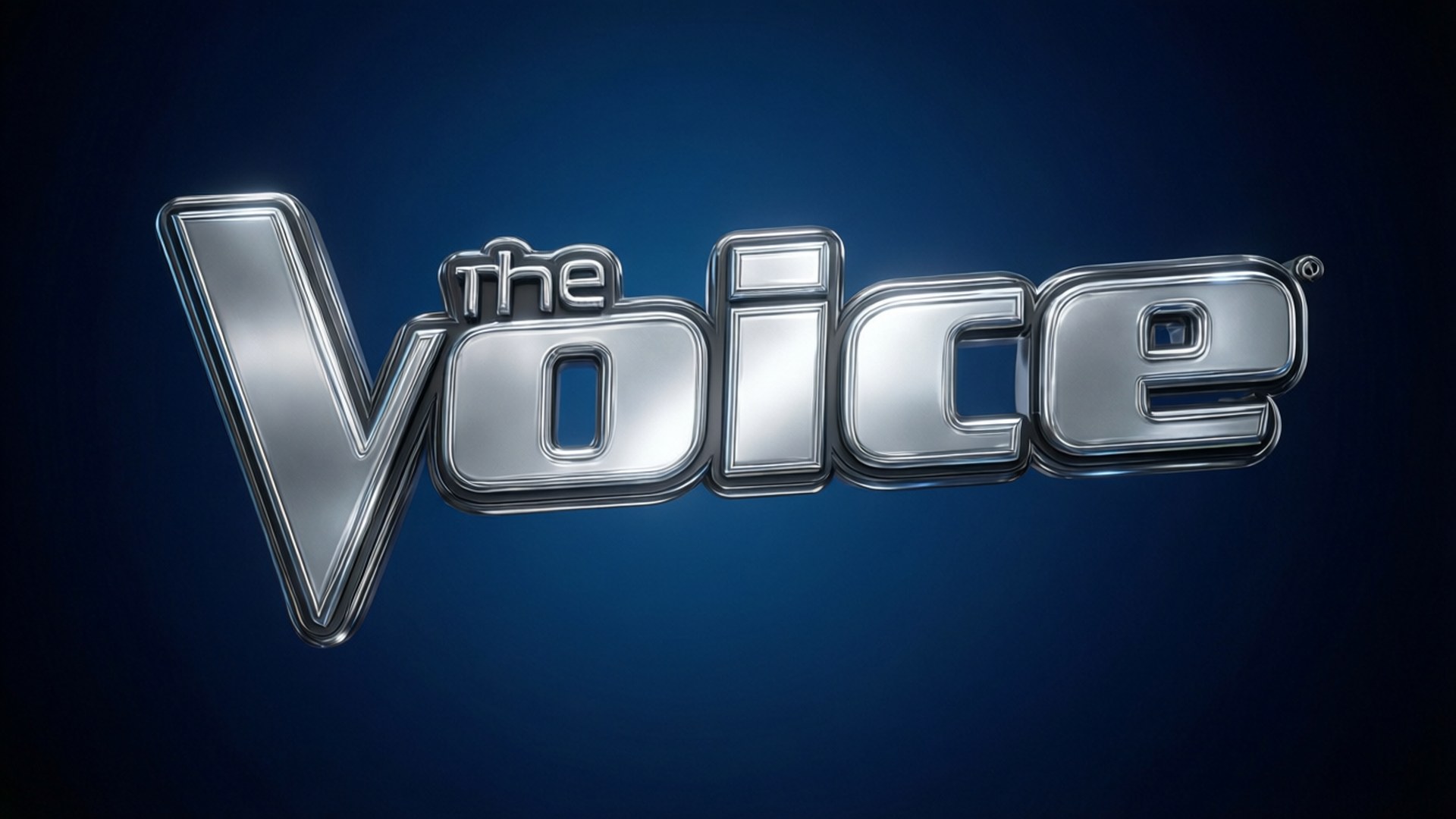 藍色背景上帶有金屬字母嘅The Voice電視節目標誌。