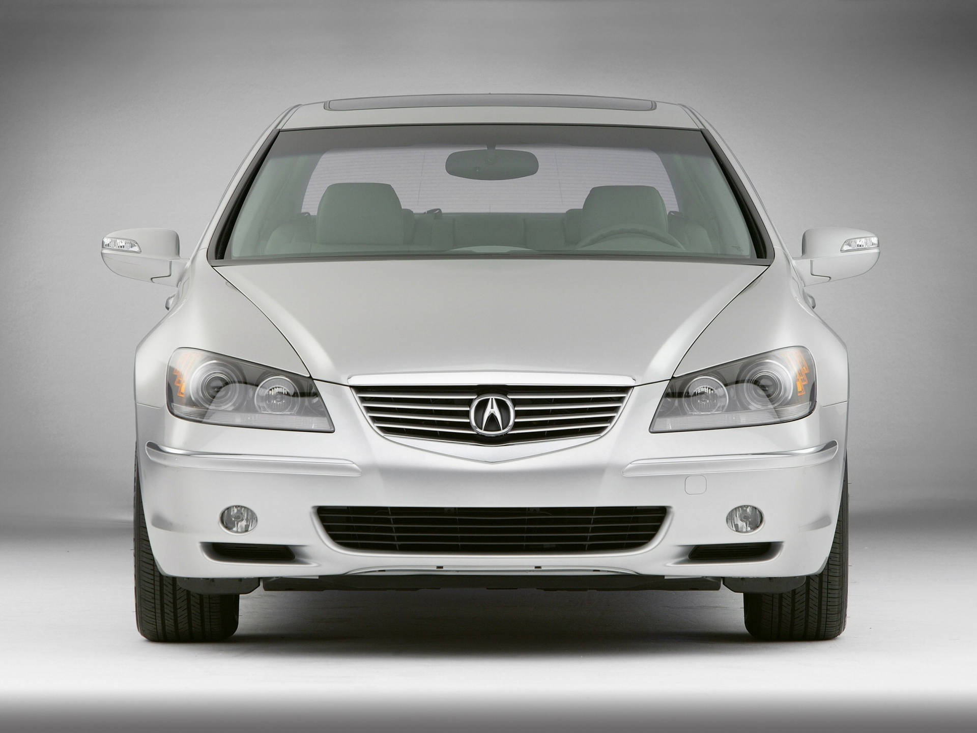 銀色Acura TL轎車在工作室環境中的正面視圖。