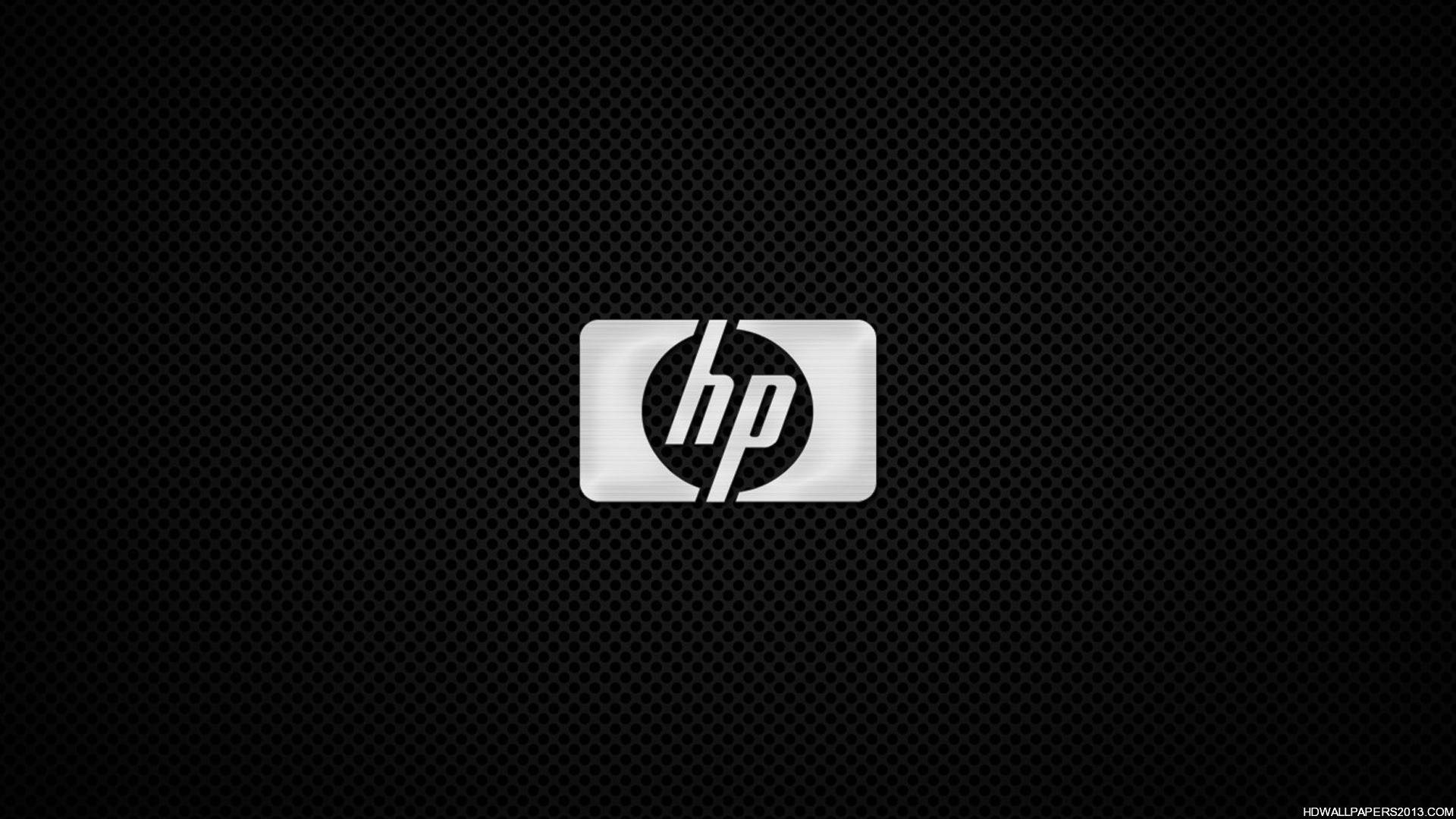 銀色HP筆電標誌 壁紙 — 一個時尚的銀色HP標誌，居中在黑色穿孔金屬紋理背景上。