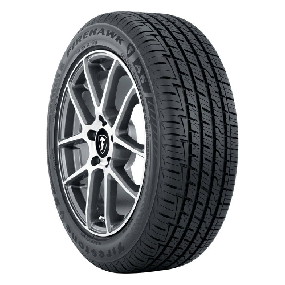在工作室燈光下展示的 Firestone Firehawk A5 輪胎安裝在銀色合金輪圈上。