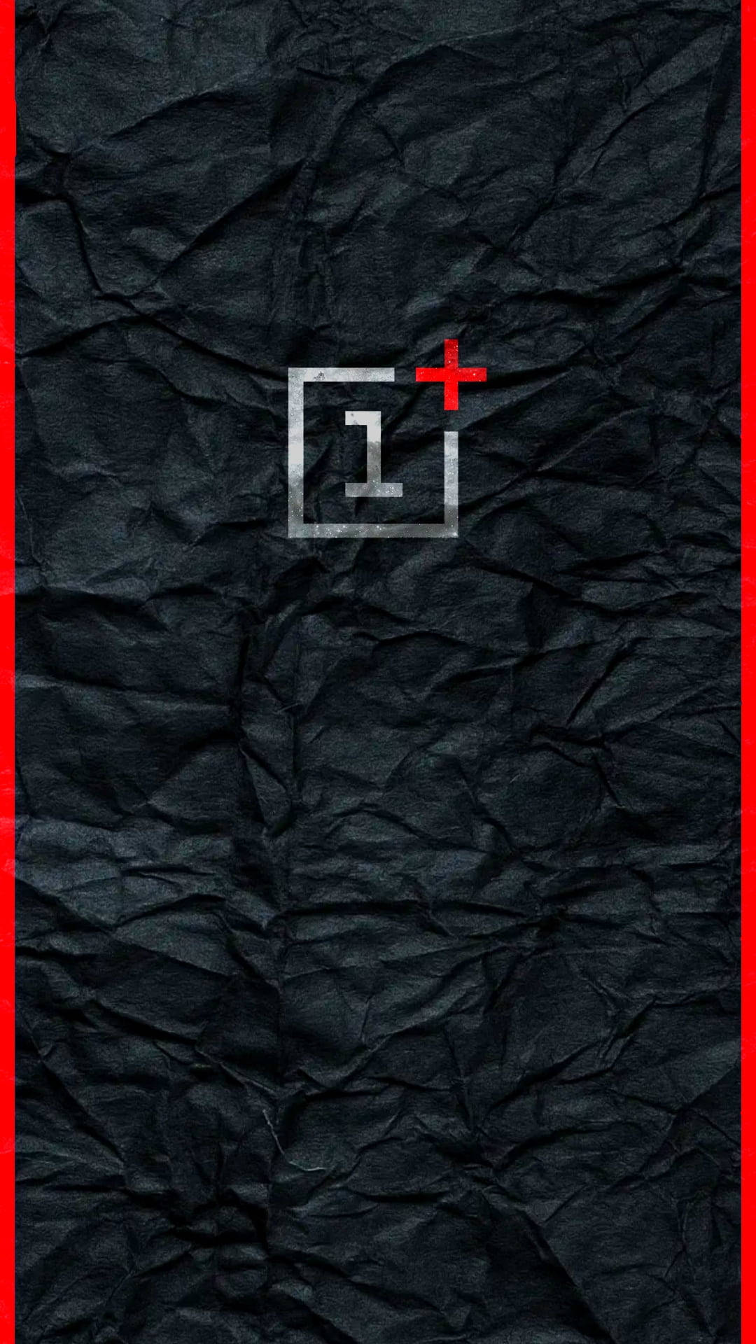 黑色動態圖 桌布 壁紙 — 銀色和紅色的 OnePlus 標誌居中於帶有粗紅色垂直邊框的皺黑紙上。