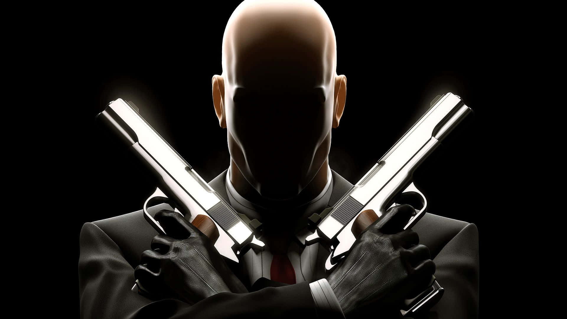 銀色手槍 HD Hitman 2 背景 壁紙 — 一個光頭戴面具的刺客穿著西裝，在黑色背景和戲劇性燈光下手持兩把交叉的手槍。