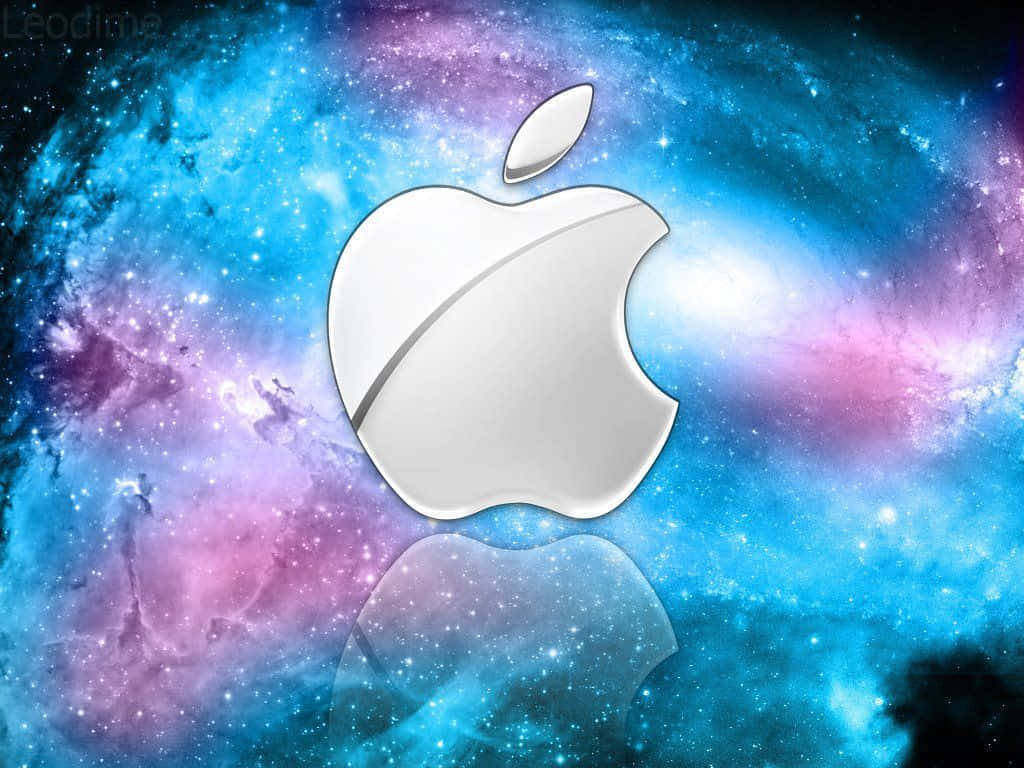 閃亮的Apple標誌位於色彩繽紛的星空背景中央，帶有反射效果。
