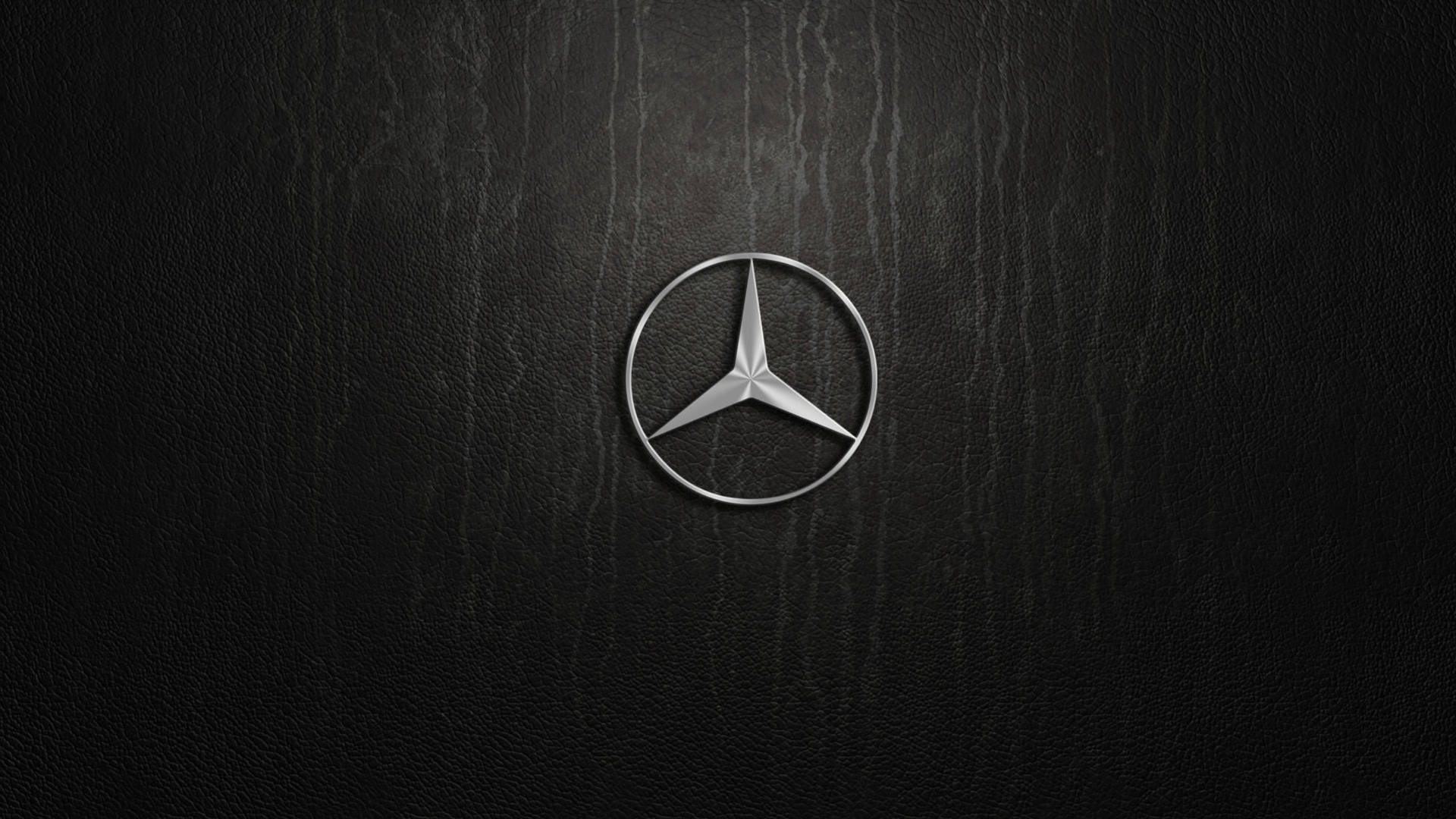 黑色皮革背景上的 Mercedes-Benz 標誌