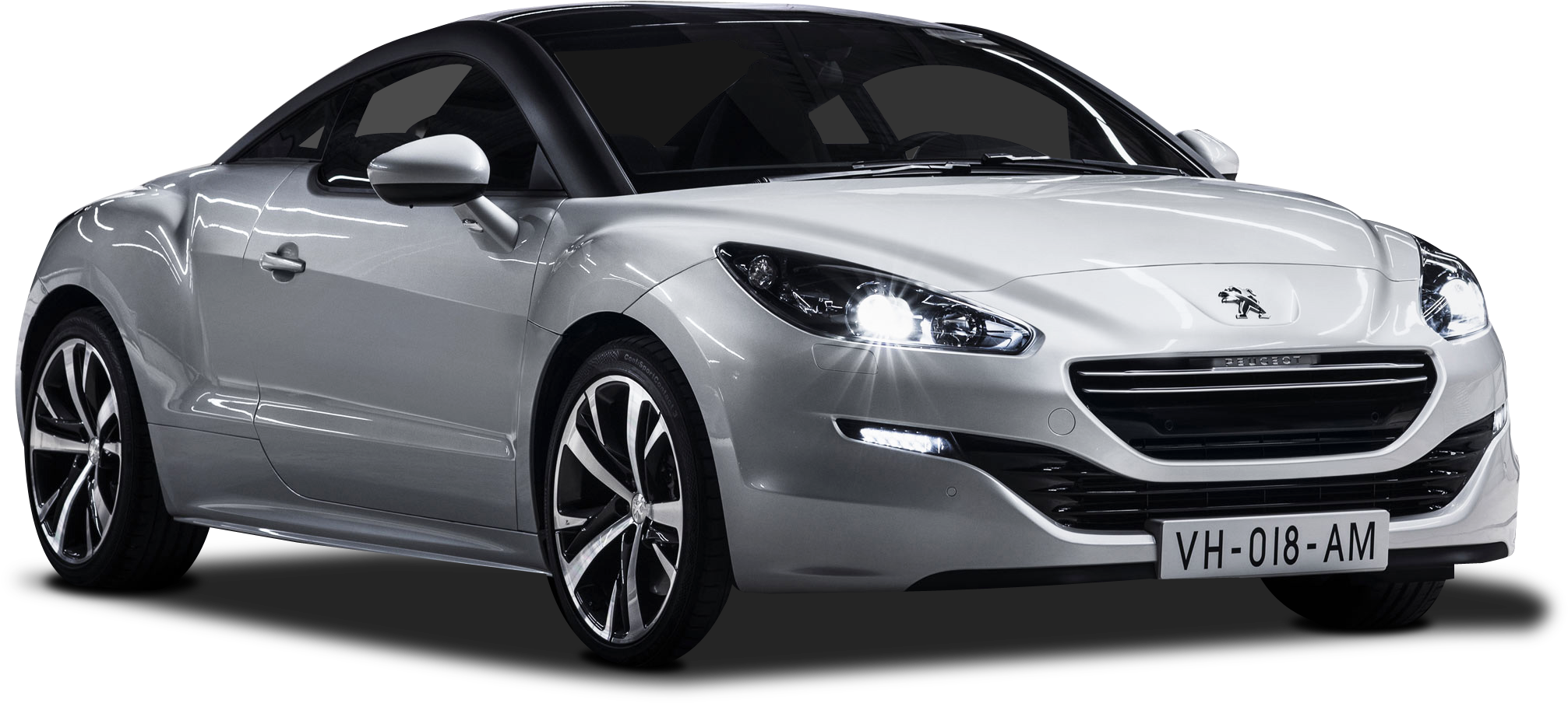 銀色標誌敞篷車 壁紙 — 一輛時尚的銀色Peugeot RCZ跑車，帶有發光頭燈和黑色飾邊，在純黑色背景下脫穎而出。