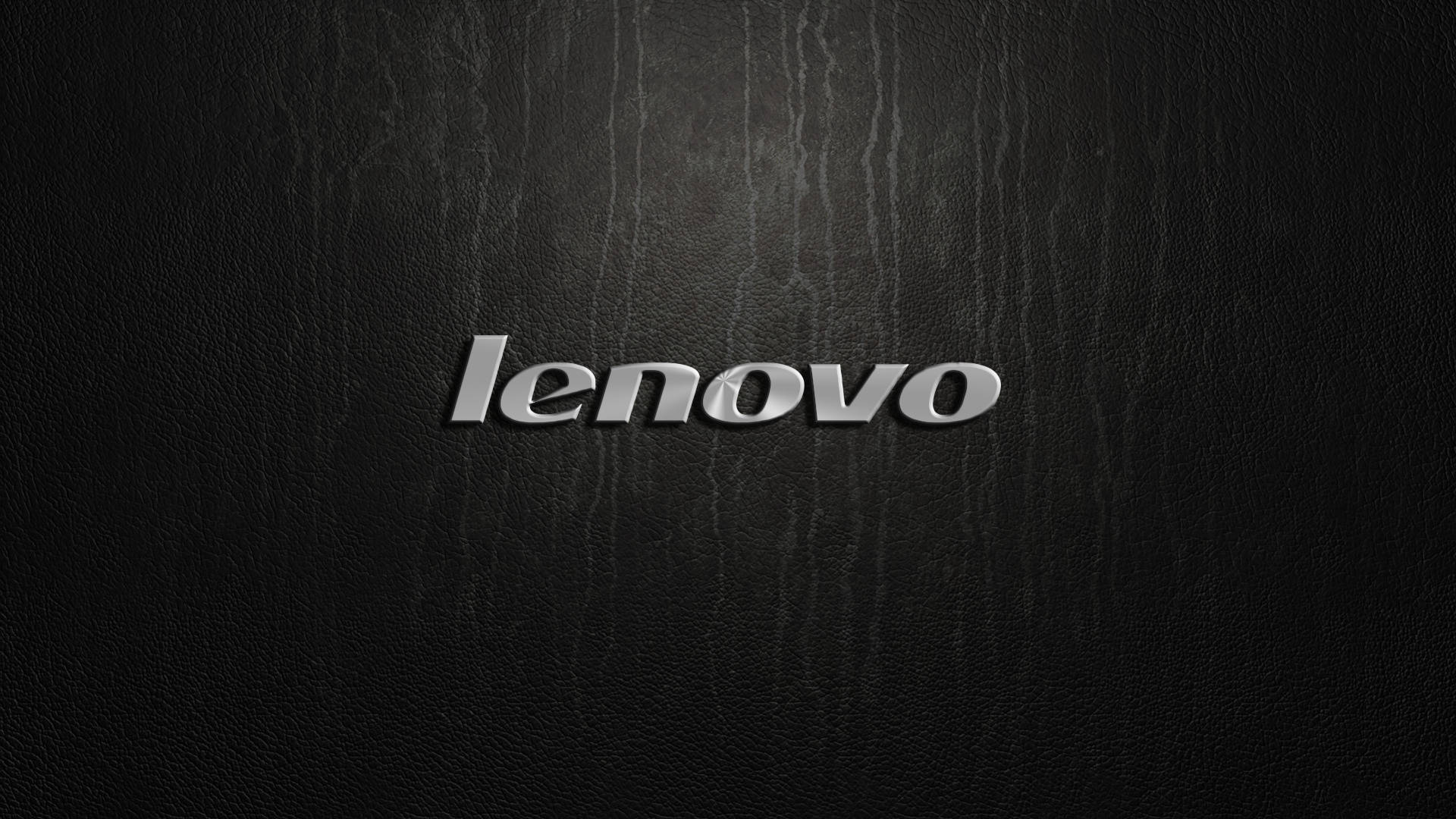 黑色皮革紋理上的閃亮銀色 Lenovo 標誌。
