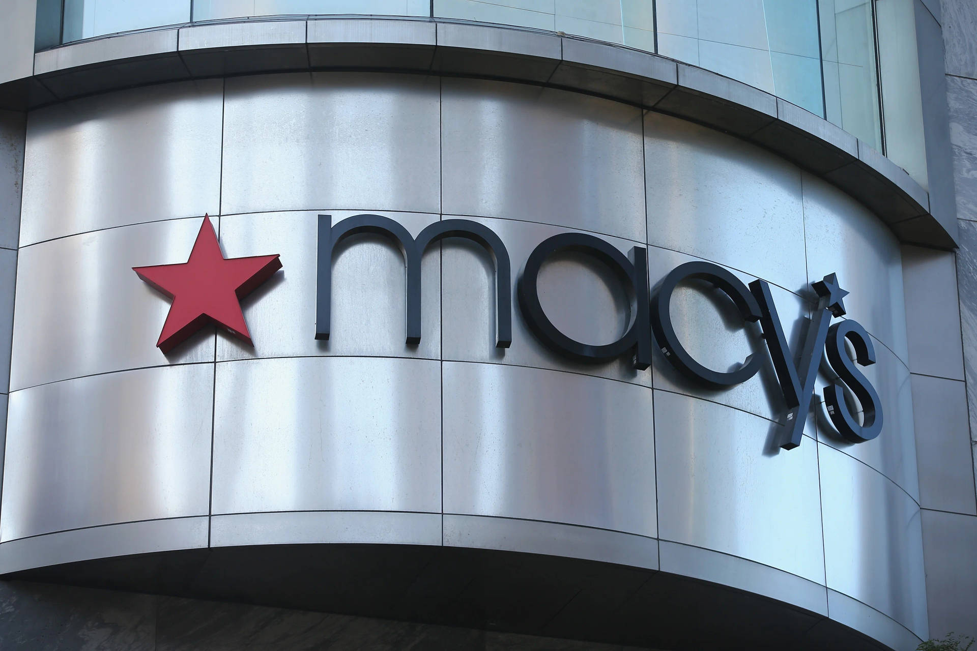 Macy's 百貨公司標誌位於弧形銀色建築外牆上。