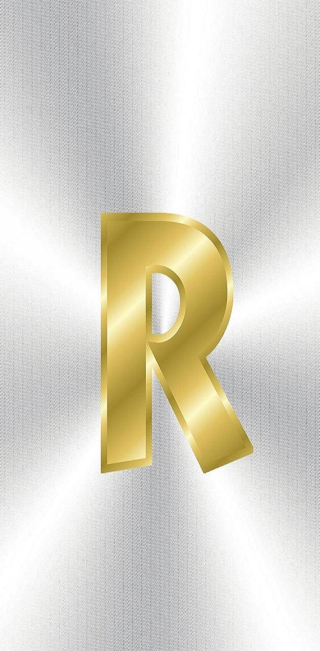 銀色背景上的閃耀金屬字母R 壁紙 — 一個閃亮的金色字母R，帶有金屬光澤，位於有紋理的銀色布料背景中央。