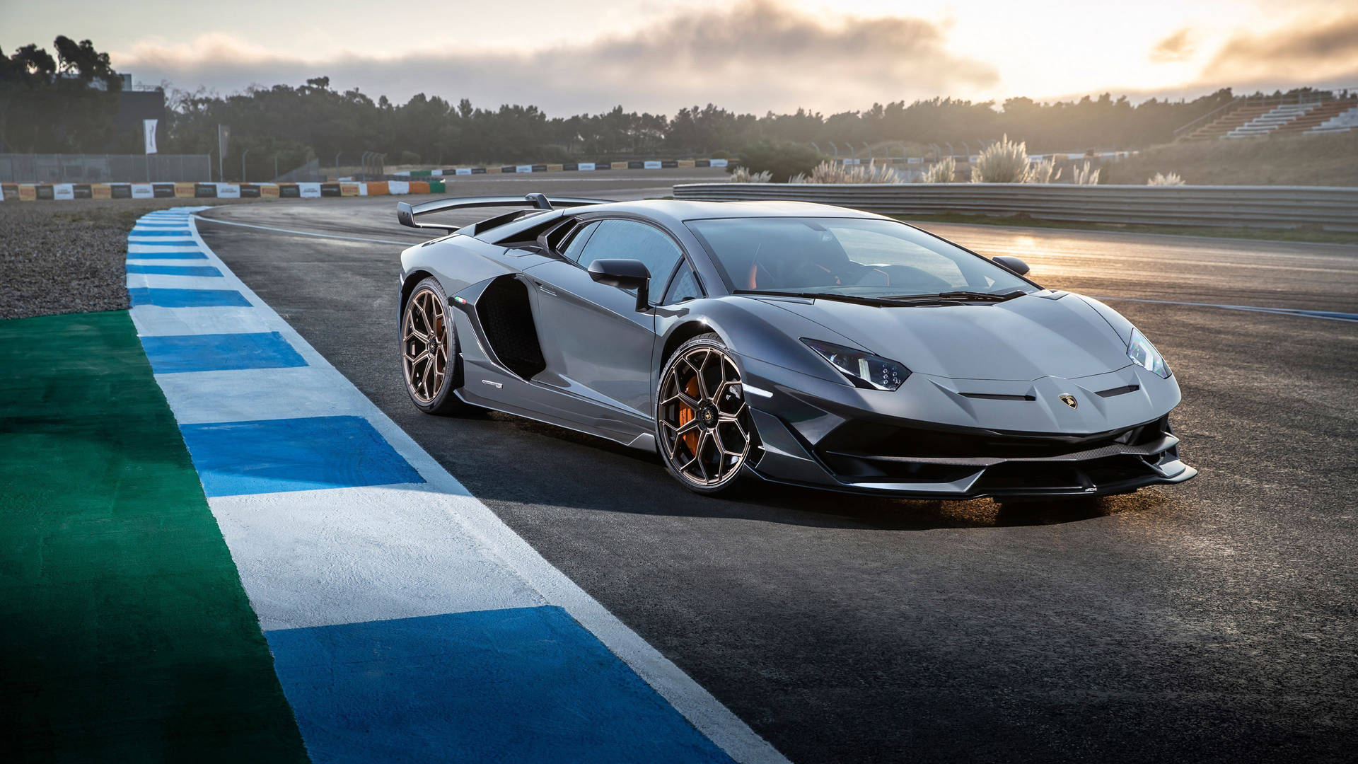 日落時分賽道上的銀色林寶堅尼 Aventador SVJ。