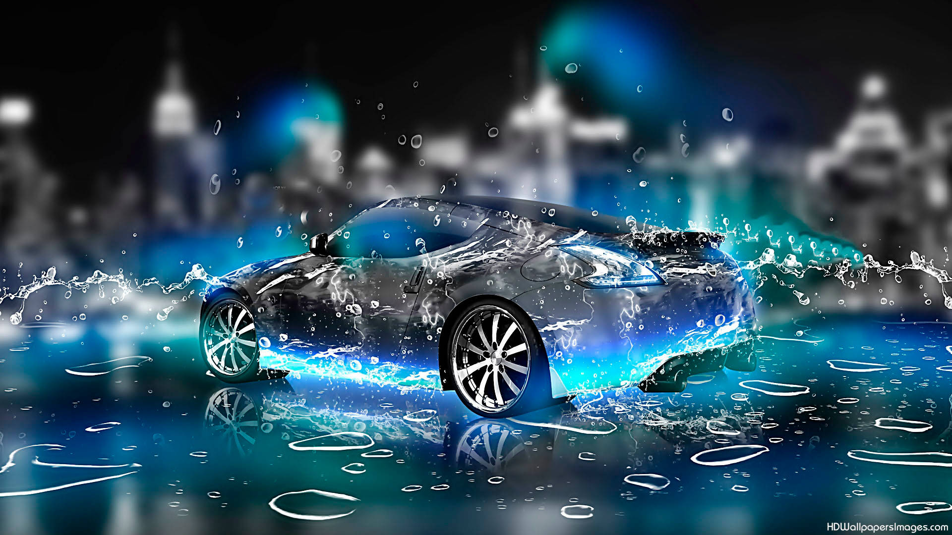 時尚的銀色跑車在夜間霓虹城市燈光下飛濺過發光的藍色水面。