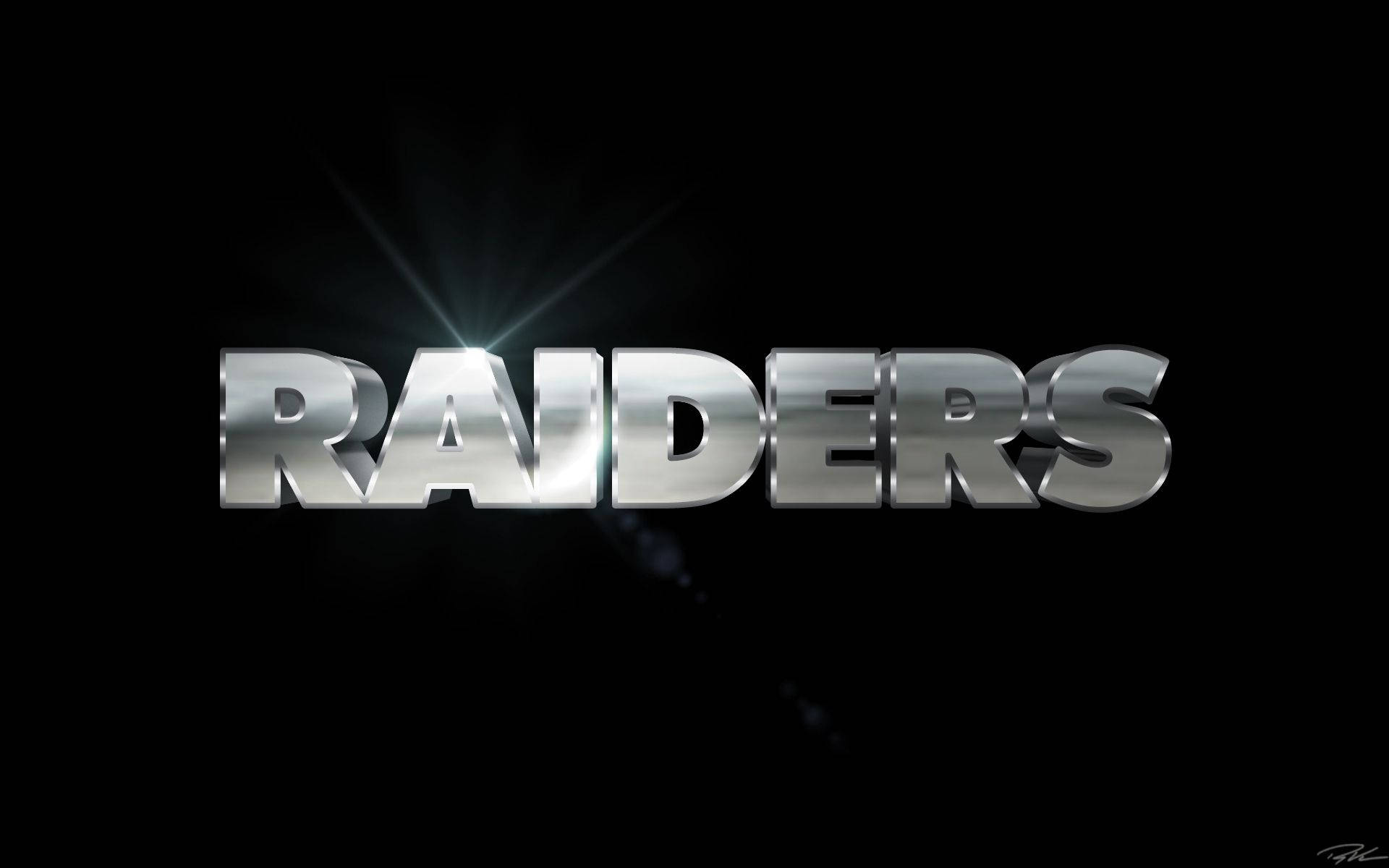 黑色背景上帶有鏡頭光暈的粗體金屬RAIDERS文字