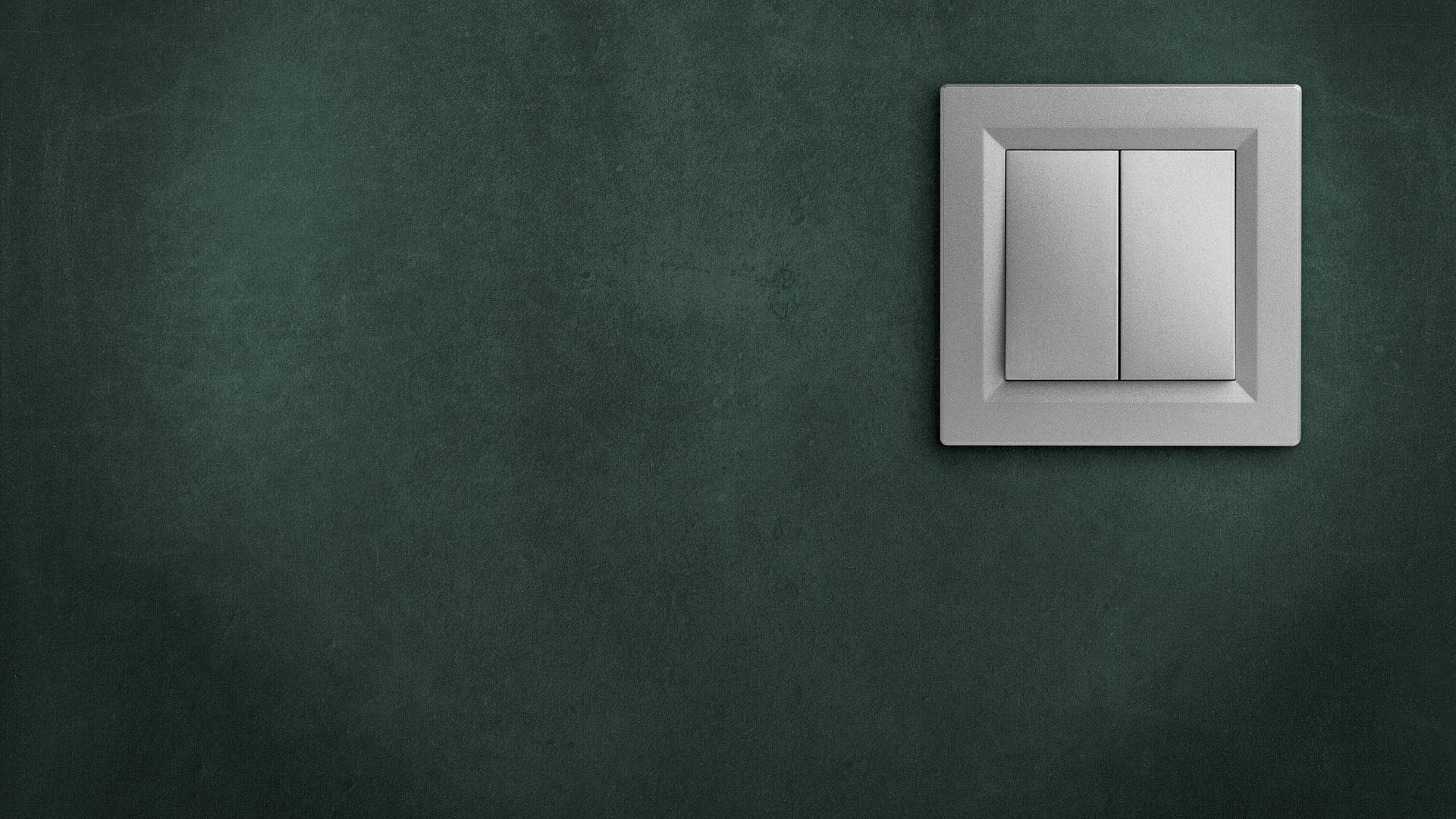 銀色金屬電燈開關 壁紙 — 一個時尚的銀色雙燈開關安裝在帶有柔和環境照明的紋理深綠色牆壁上。