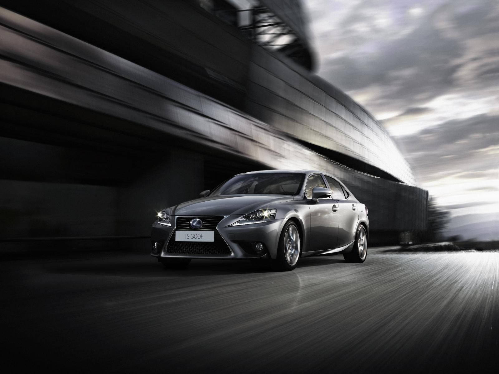 銀色 Lexus IS 300h 在現代混凝土天橋下疾馳，帶有動態模糊效果。
