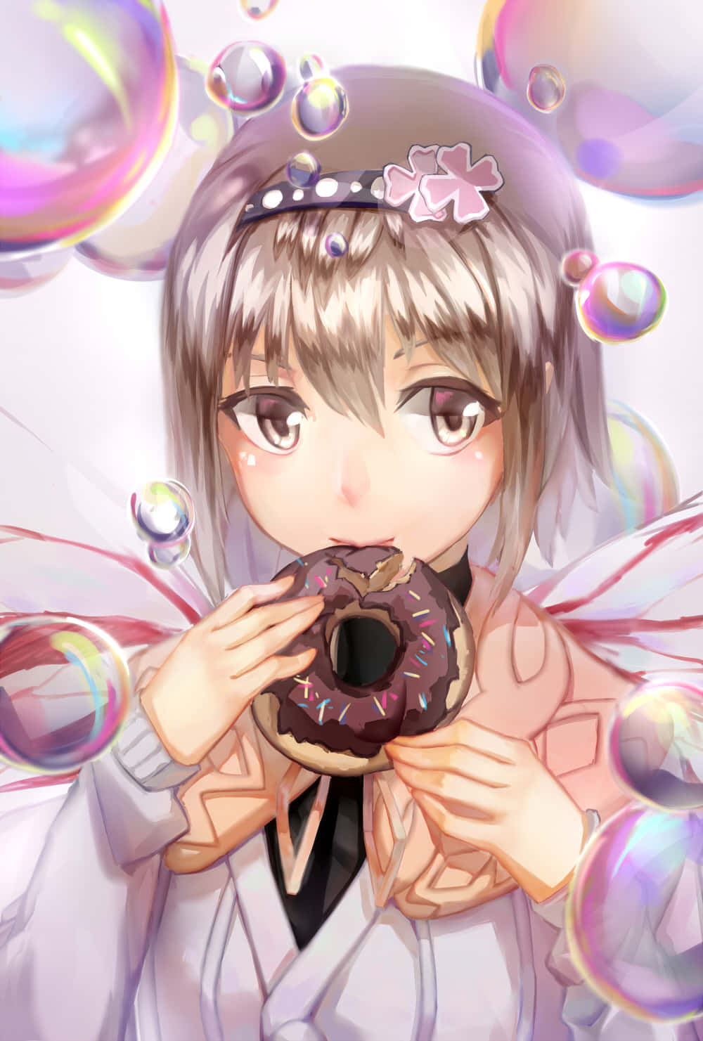 Hinami Fueguchi 桌布 壁紙 — 銀色頭髮、戴著粉紅色花頭帶的動漫女孩，咬著一個被彩虹色氣泡包圍的朱古力碎甜甜圈。