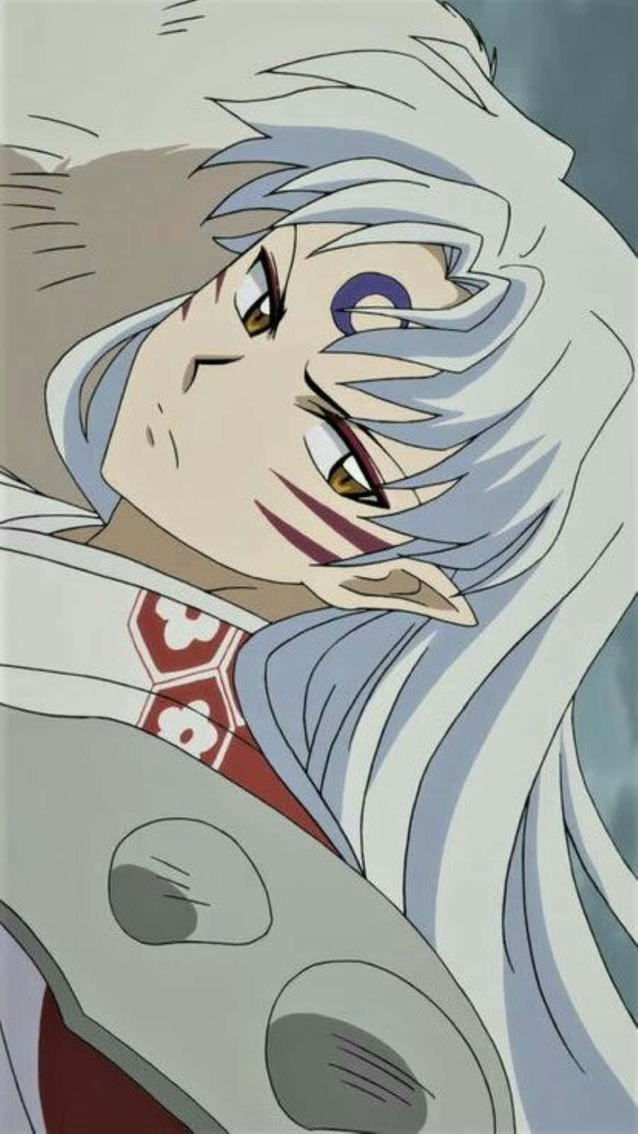 Sesshomaru 桌布 壁紙 — 銀色頭髮和紫色眼睛標記的動漫角色在戲劇性的特寫中將頭靠在肩膀上。