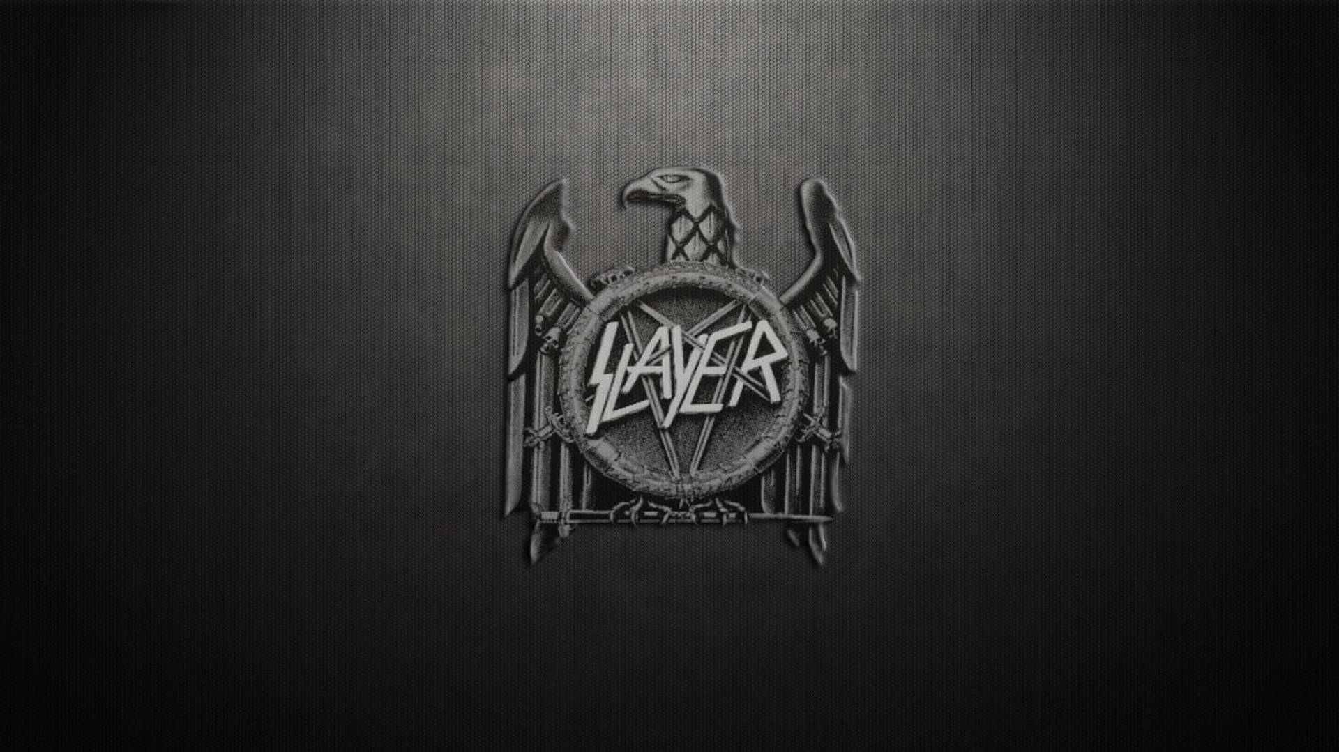 Slayer樂隊標誌，帶有鷹徽，置於深色紋理背景上。