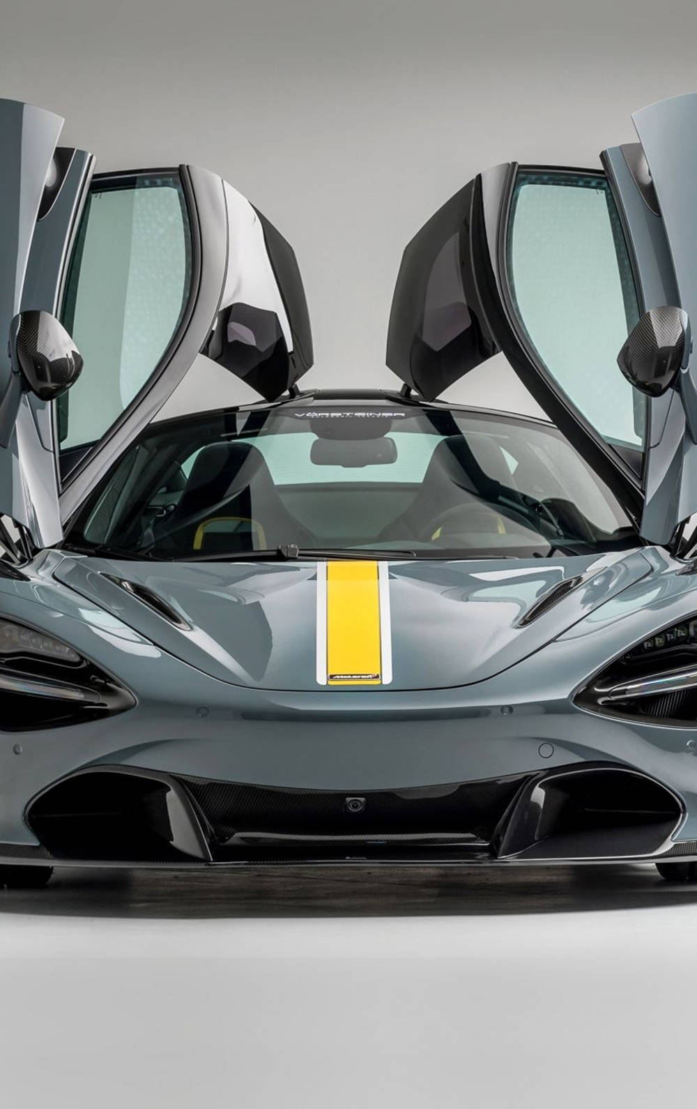 銀色McLaren跑車，打開鷗翼車門，帶有黃色條紋。