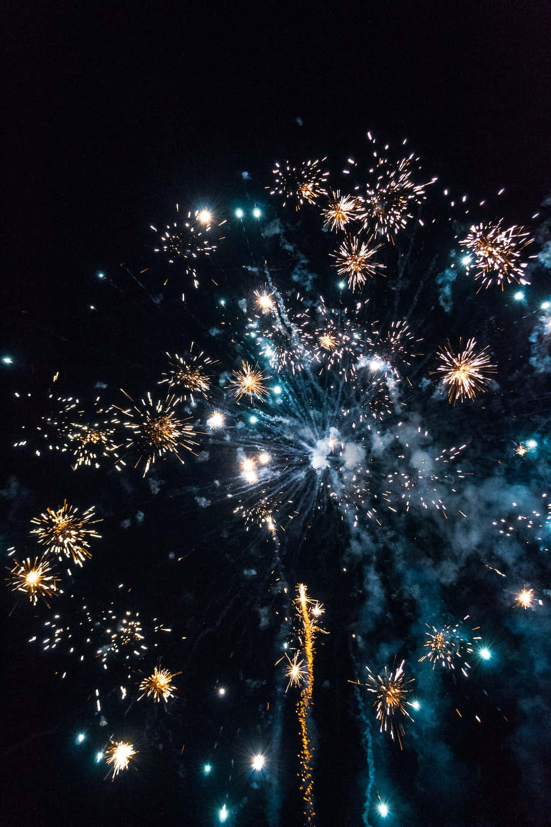 慶祝活動期間，五彩繽紛的煙火在夜空中綻放。