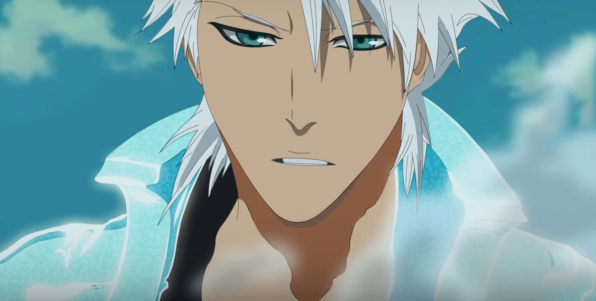 Toshiro Hitsugaya 桌布 壁紙 — 銀髮動漫角色的特寫，擁有強烈的綠色眼睛和嚴肅的表情，背景是陰雲密佈的藍天。