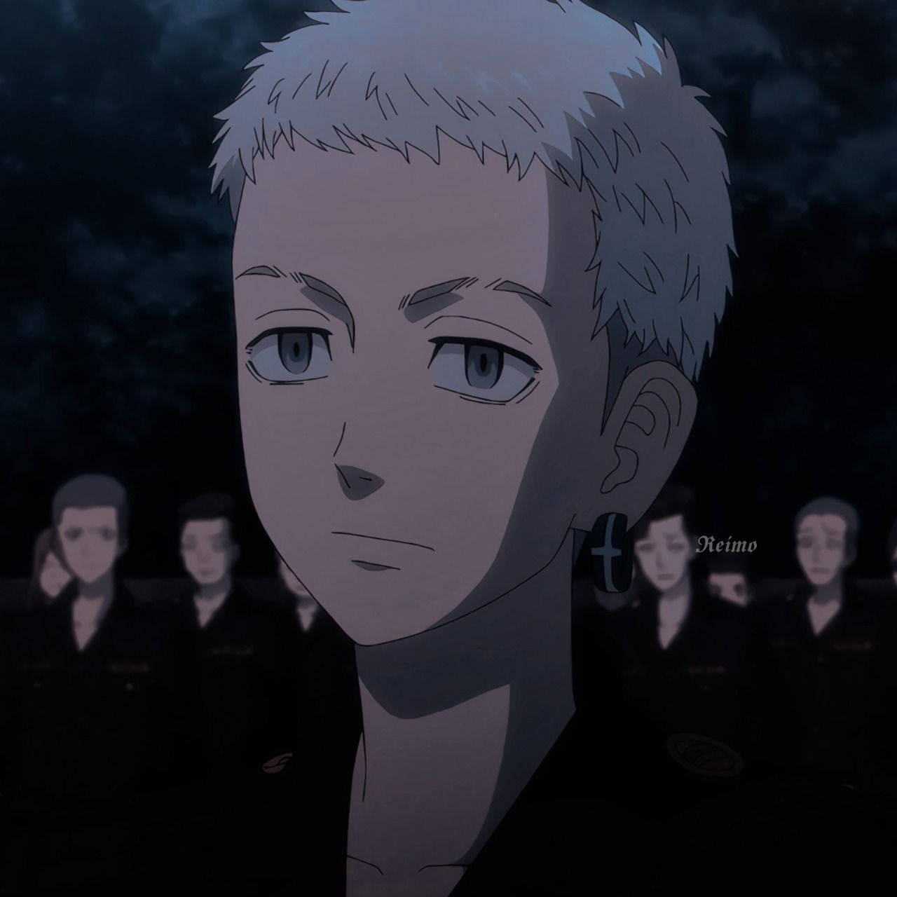 Mitsuya Takashi 桌布 壁紙 — 銀髮動漫角色的特寫，表情嚴肅，在黑暗的夜晚場景中被模糊的人物包圍。