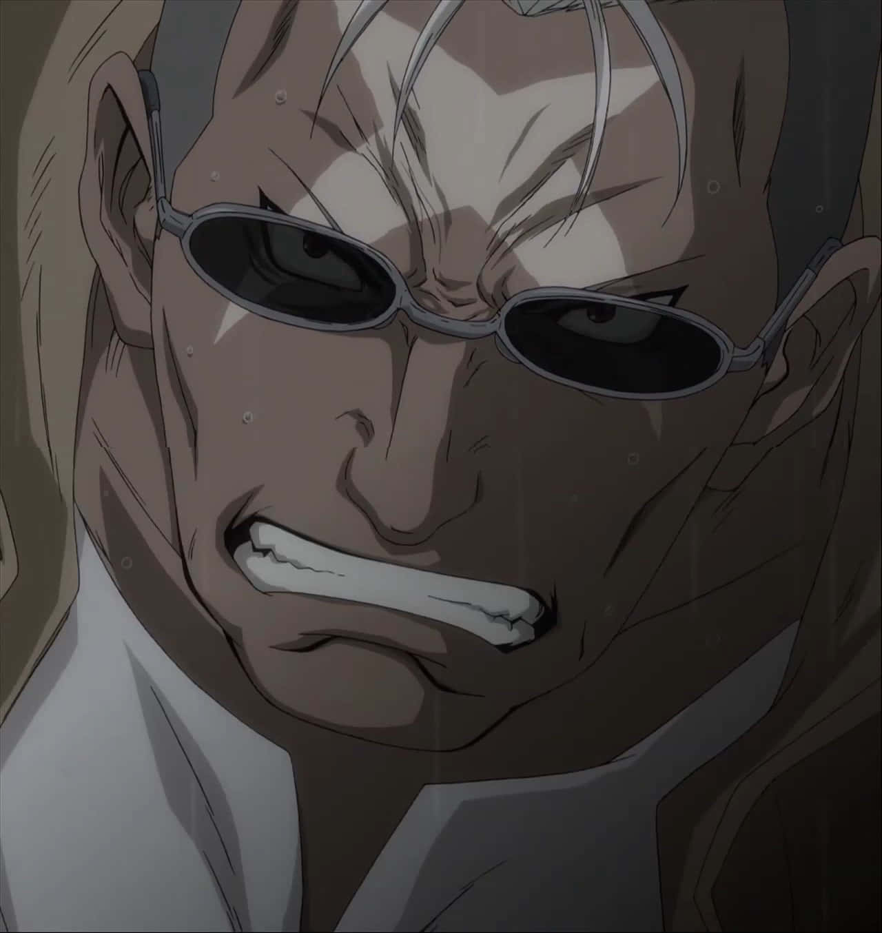 Fullmetal Alchemist Scar 桌布 壁紙 — 銀髮戴太陽眼鏡的動漫男子特寫，在雨中咬緊牙關，表情兇猛。
