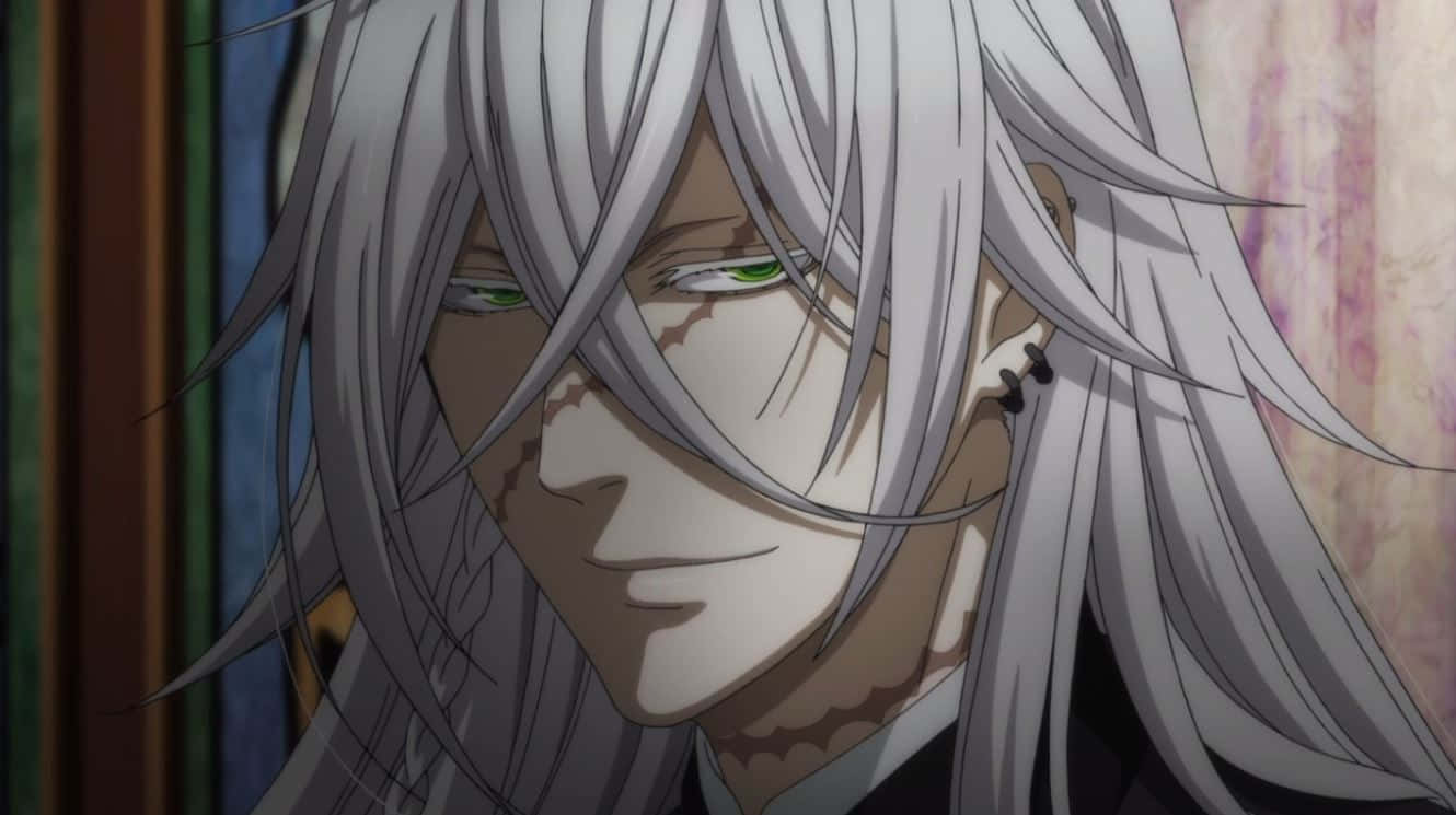 Black Butler Undertaker 桌布 壁紙 — 銀髮綠眼、臉上帶有疤痕的男子，在模糊的室內背景下微微微笑的動漫特寫肖像。
