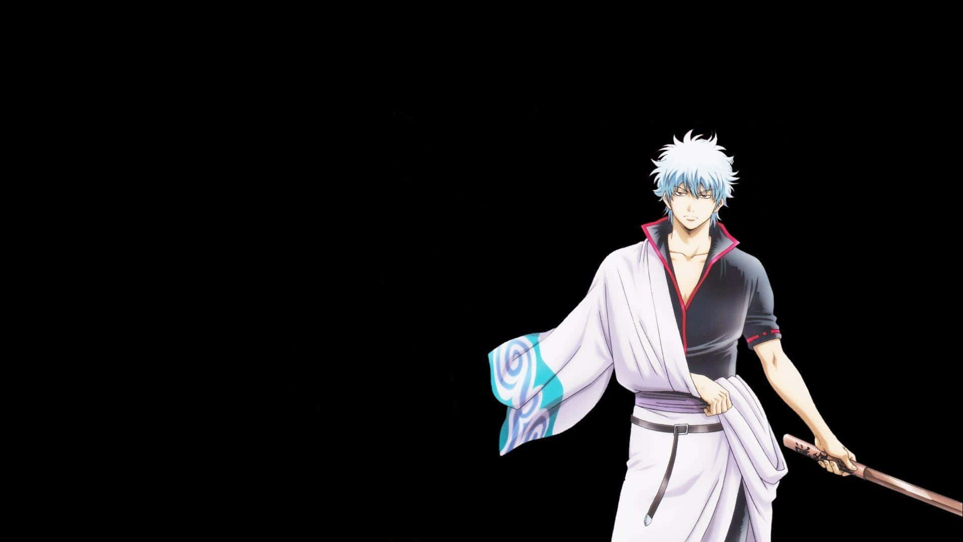 《銀魂》——活出值得活著的人生 壁紙 — 一位銀髮動漫戰士身穿帶有藍色漩渦的白色長袍，自信地站在黑色背景前，手持木杖。