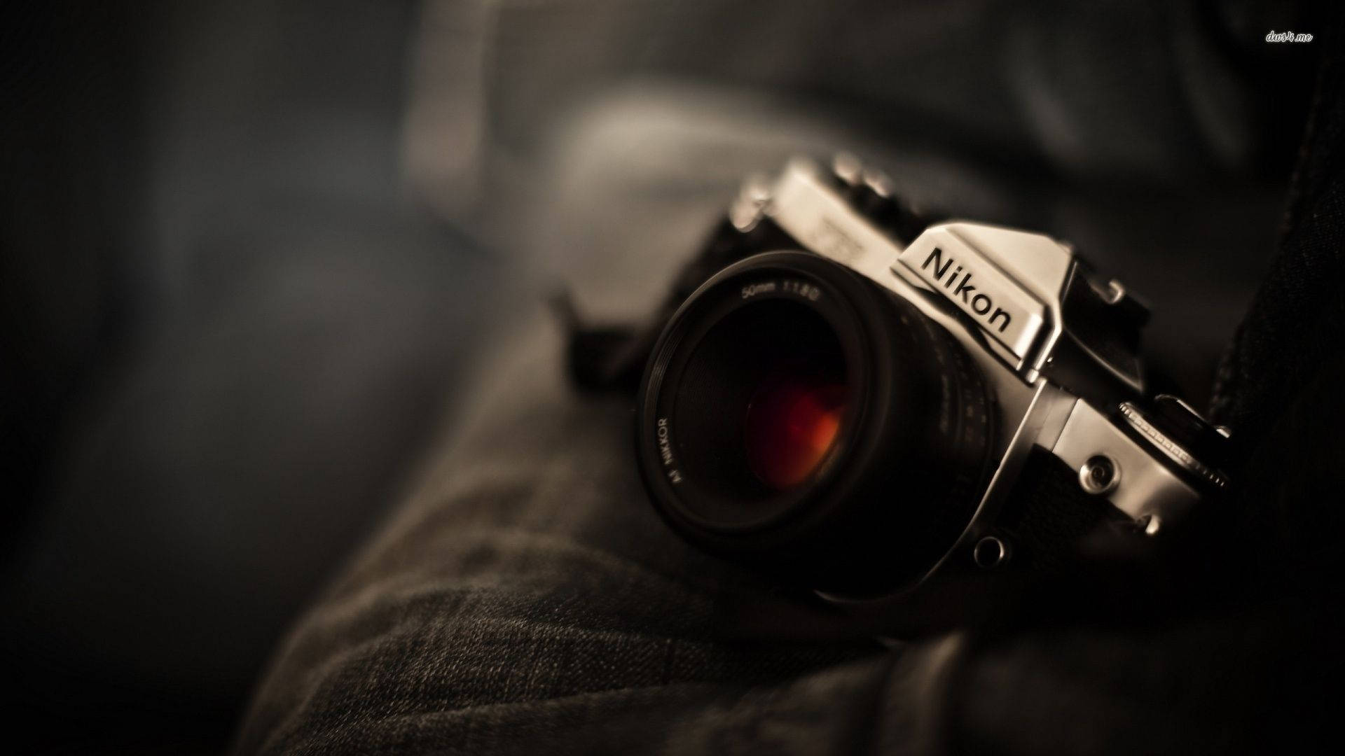 復古 Nikon 菲林相機在牛仔布上，景深淺。