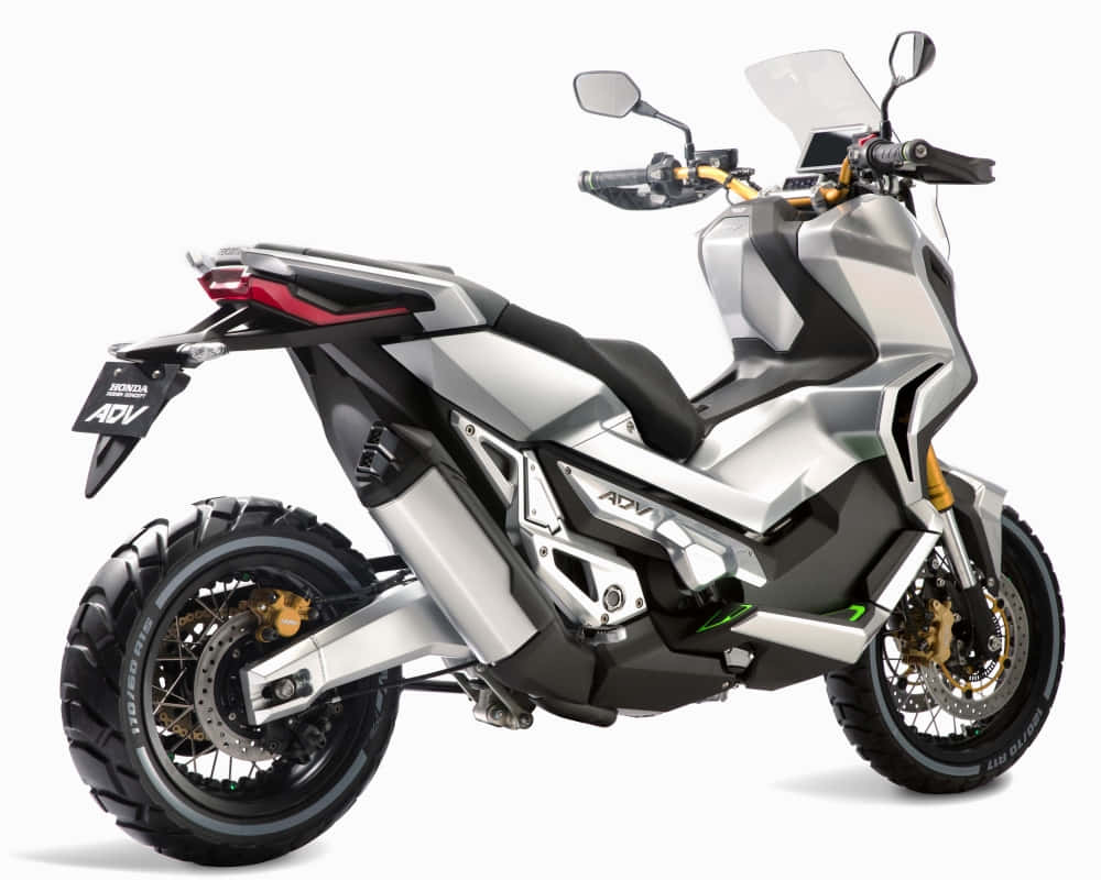 銀色Honda ADV探險電單車，帶黑色飾件和堅固輪胎，白色背景。
