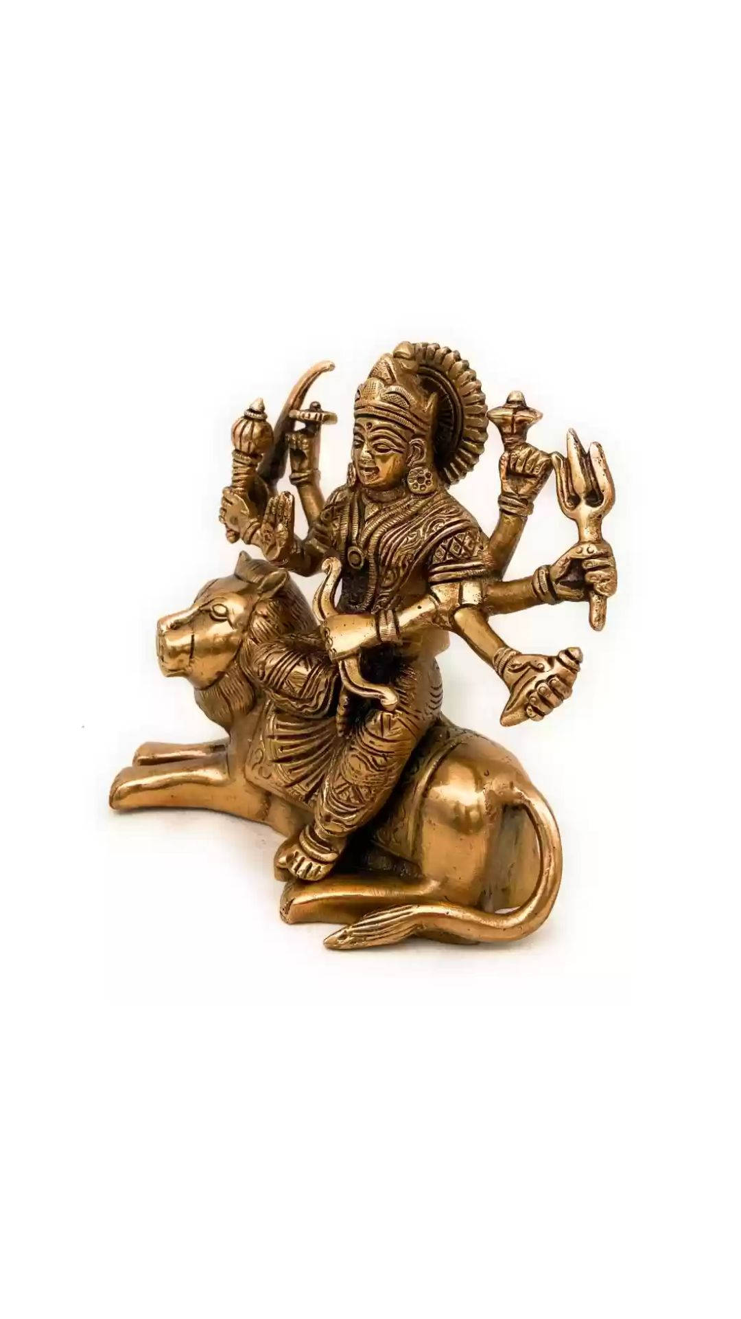 銅色 Durga Mata 高清 壁紙 — 一尊多臂印度教女神騎著獅子的金色黃銅雕像，背景為純白色。