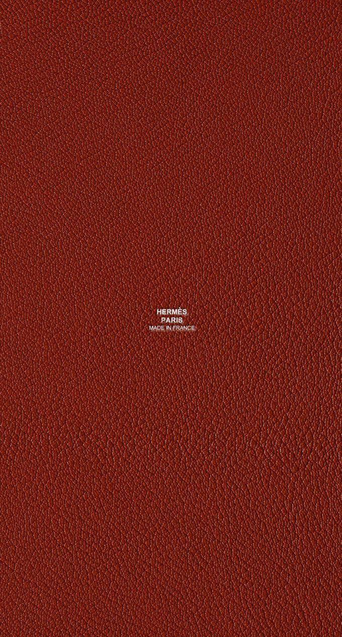 勃艮第色皮革，中央有Hermès Paris Made in France文字。