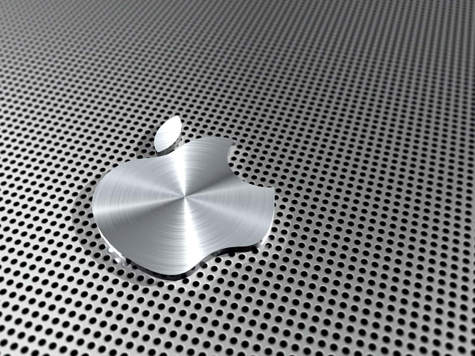 閃亮的 Apple 標誌在穿孔金屬表面上