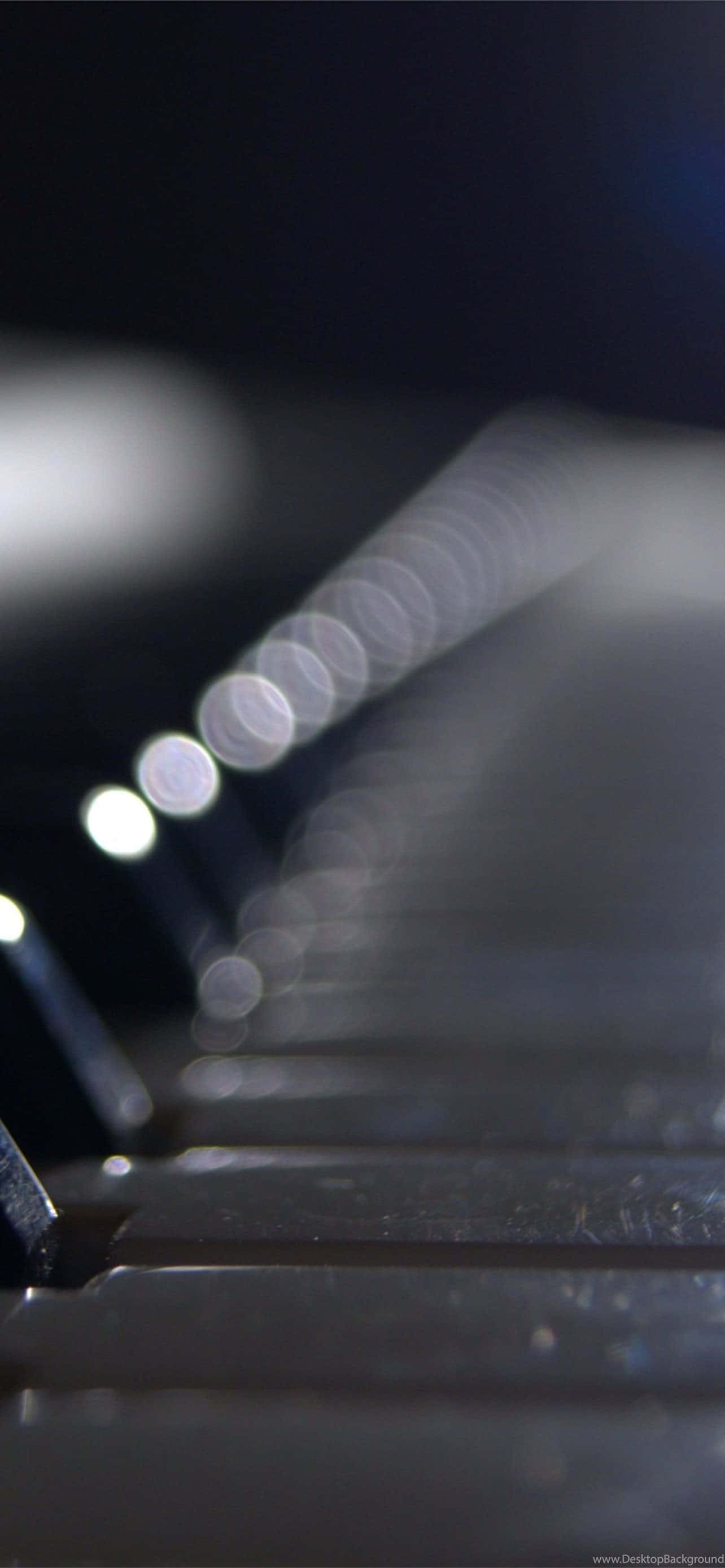 鋼琴 桌布 壁紙 — 鋼琴鍵盤特寫，淺景深，暗色背景中有散景燈光。