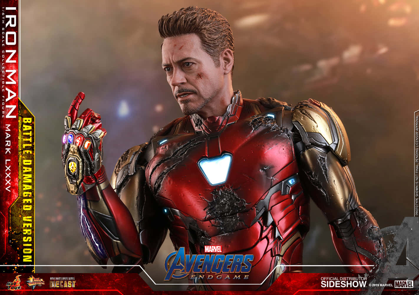 Iron Man 身穿損壞的戰衣，發光的胸部和手套，戰鬥場景背景。