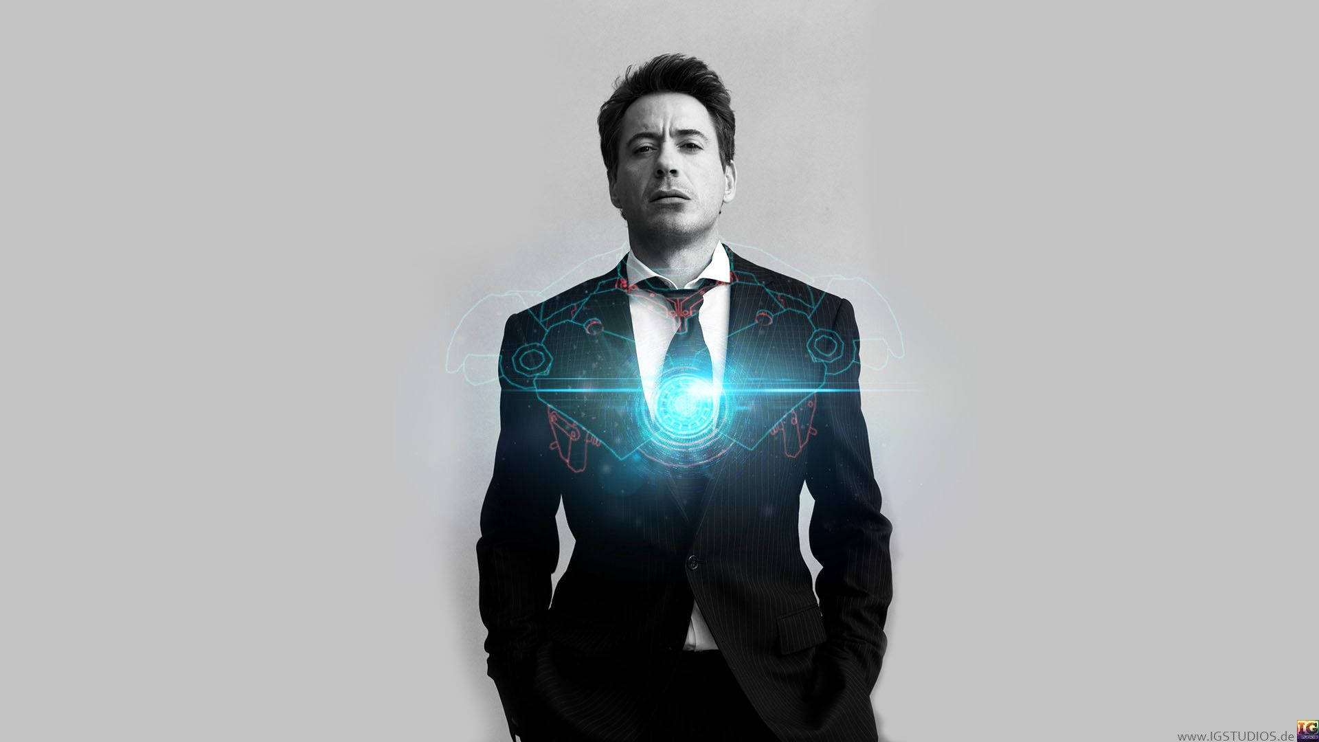 穿著西裝的男人，胸前有發光的未來科技界面。