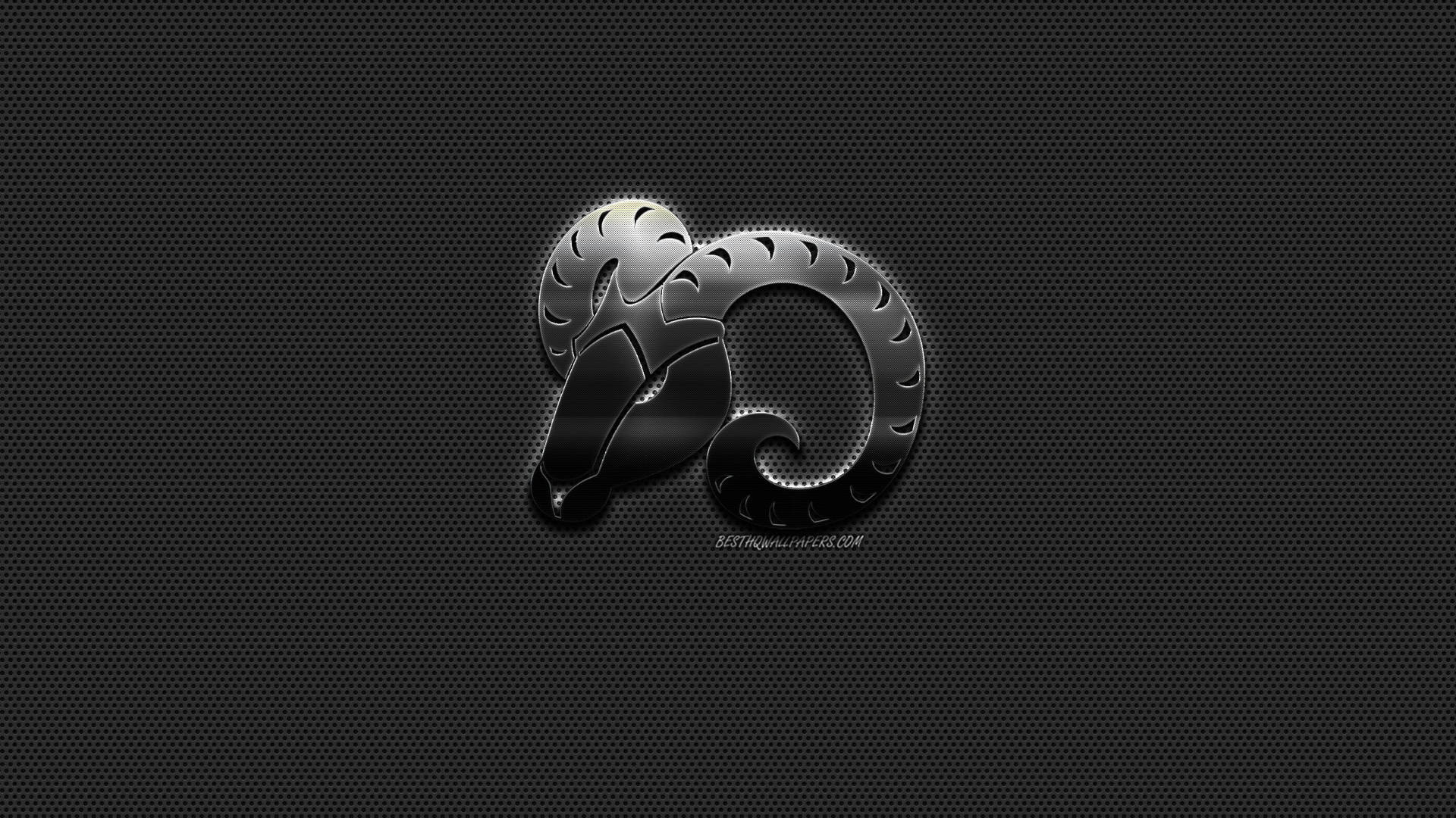 鋼鐵公羊 Aries 美學圖案 壁紙 — 一個光滑的金屬公羊頭標誌，帶有彎曲的角，在深色紋理背景上發光。