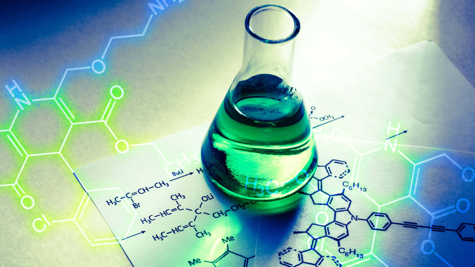 Chemistry 桌布 壁紙 — 錐形瓶中發光的綠色液體放在一張帶有發光化學公式和分子結構的紙上。
