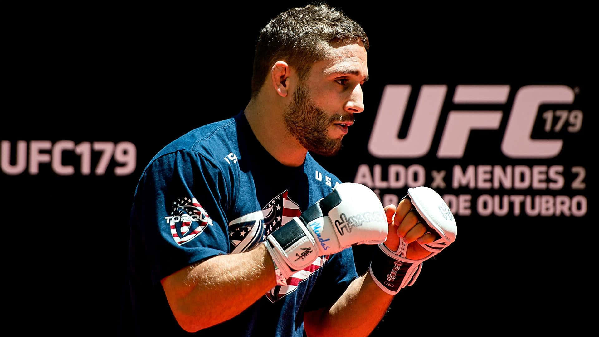 UFC 179活動中戴著白色手套和藍色襯衫的UFC拳擊手。