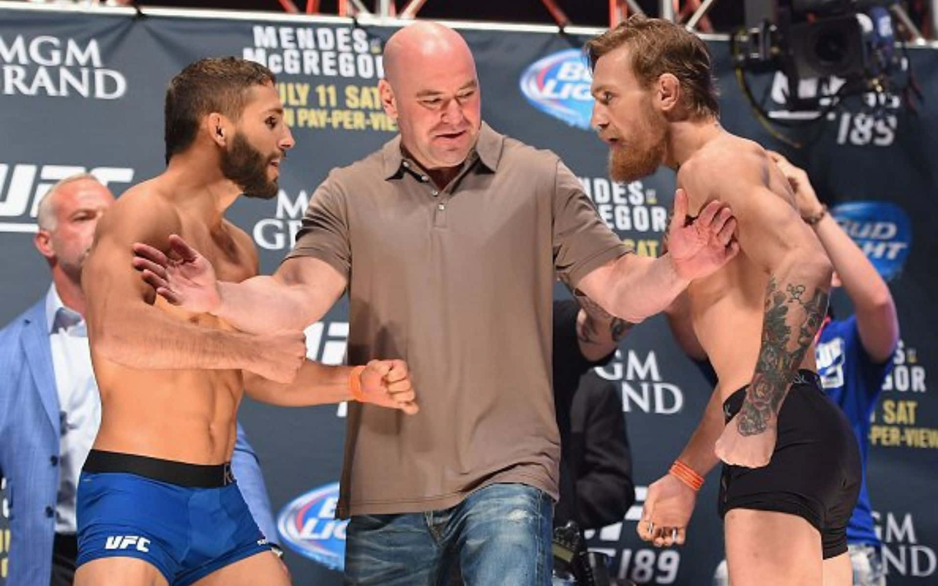 兩名拳手在UFC稱重活動中被裁判分開。
