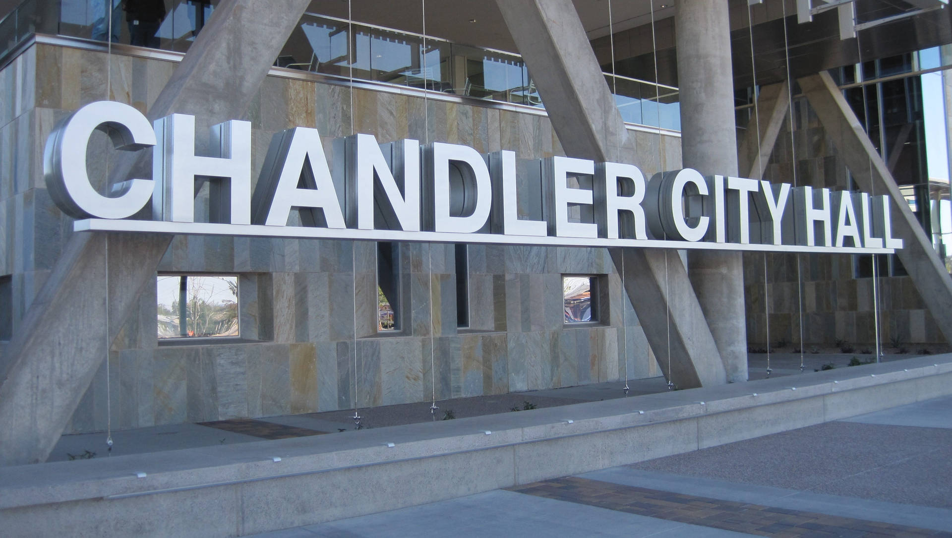 用纜線懸掛的 Chandler City Hall 標誌，位於現代建築前