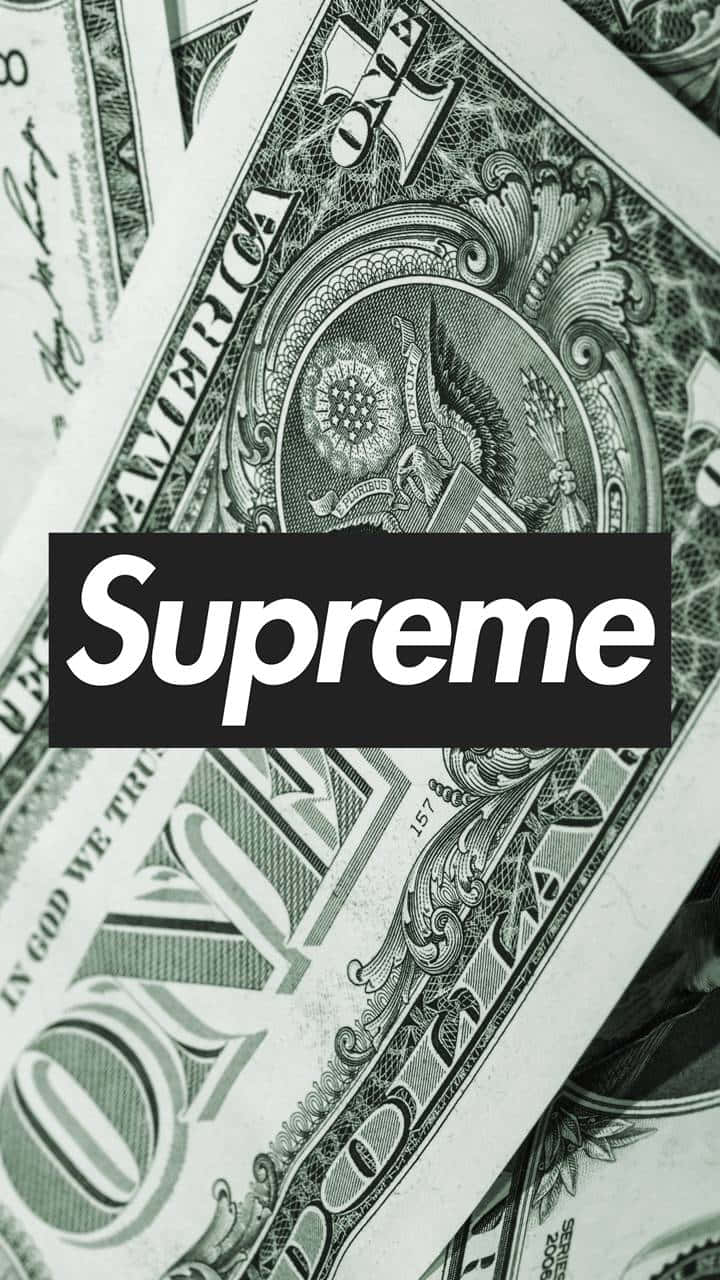 一疊美鈔，上面疊加Supreme品牌標誌。