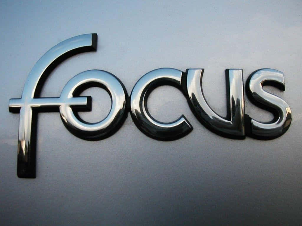 Focus 桌布 壁紙 — 鍍鉻 'focus' 汽車標誌在明亮的日光下於銀色車身表面閃耀。