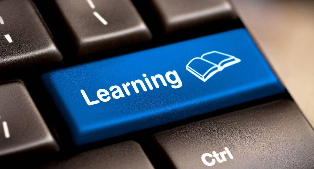 藍色鍵盤按鍵，標有 Learning 並帶有打開的書本圖標。