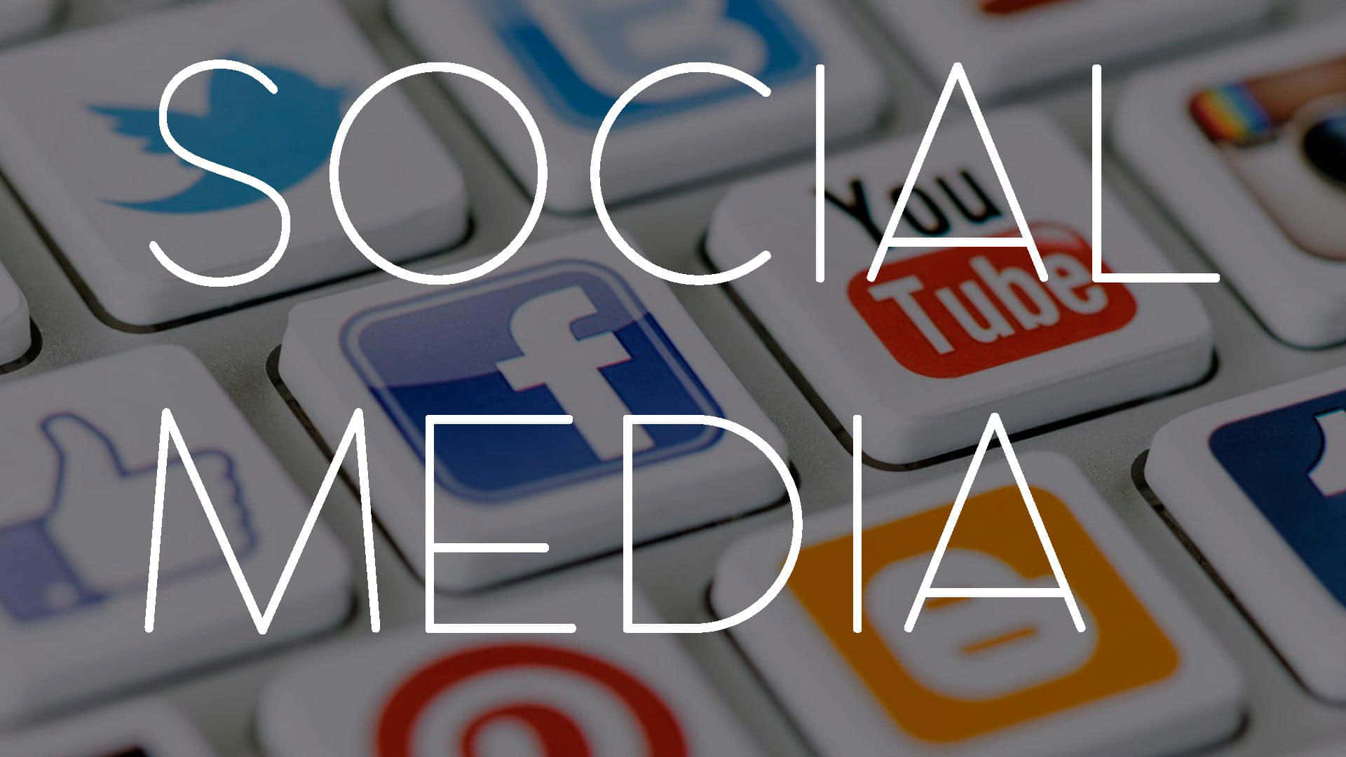 Social Media 桌布 壁紙 — 鍵盤上社交媒體應用程式圖示的特寫，帶有粗體白色文字疊加層，顯示「SOCIAL MEDIA」。